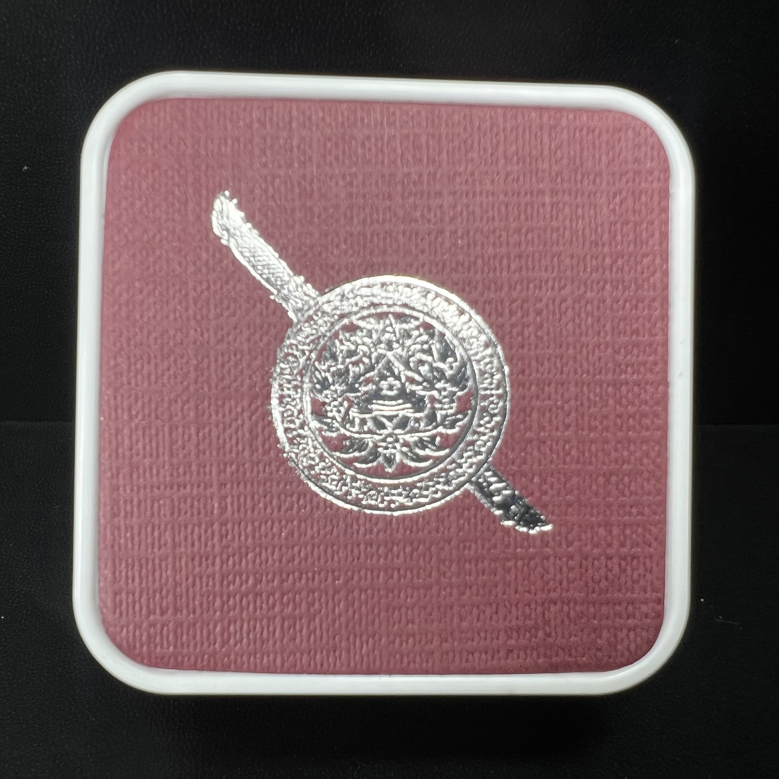 พระพุทธชินราช รุ่น ประวัติศาสตร์ มูลนิธิเพื่อตำรวจไทยจัดสร้าง ปี 2562 เนื้อทองคำขัดเงา พิมพ์ลอยองค์จิ๋ว(ขนาดสูง 1.5 ซม.) (สภาพ สวย ซีนซองเดิม กล่องบรรจุเดิมครบสมบูรณ์)