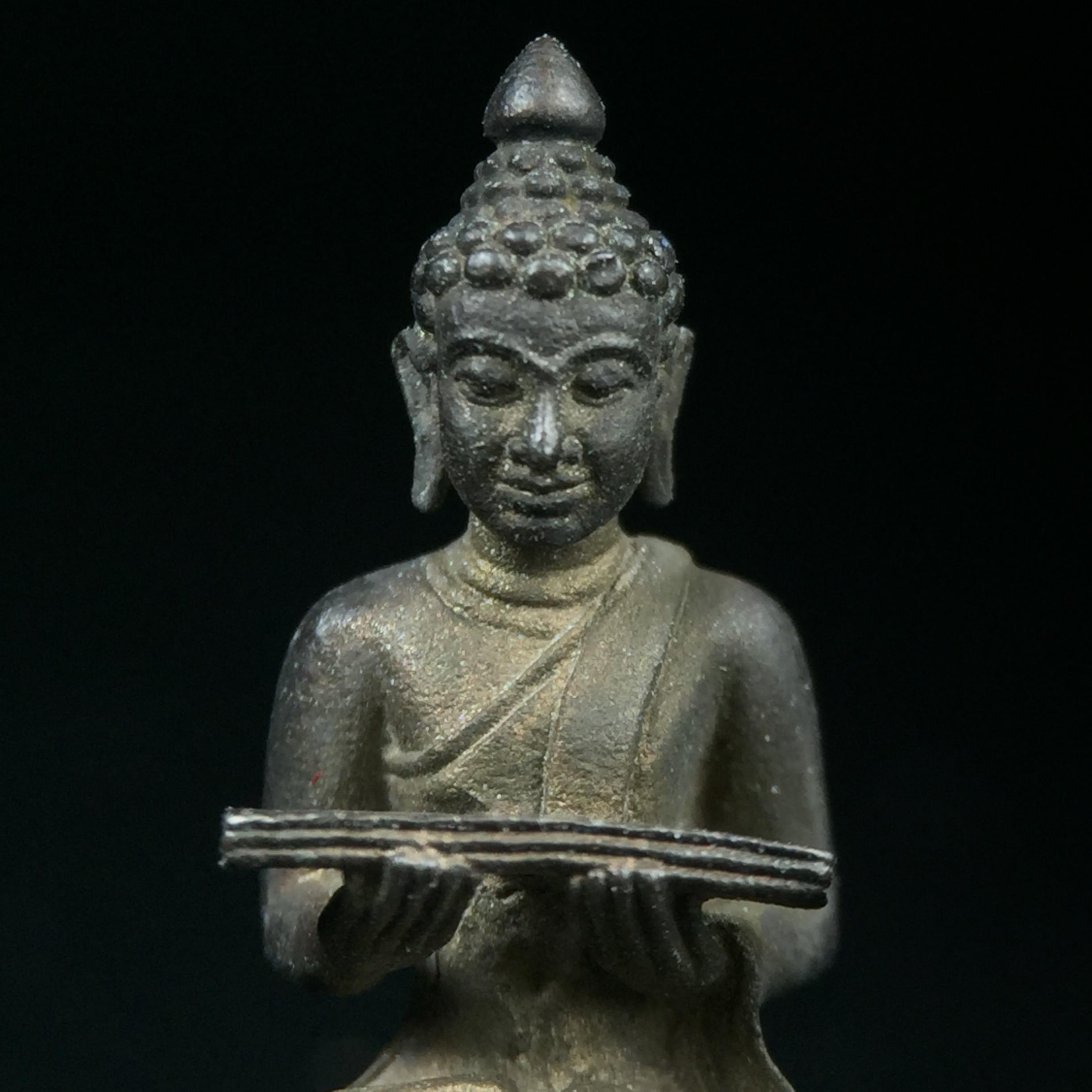 พระกริ่งปรมานุชิตชิโนรส วัดพระเชตุพนวิมลมังคลาราม(วัดโพธิ์) ปี2533 เนื้อนวโลหะ ( ในหลวงรัชกาลที่9เสด็จเททอง)พิธีใหญ่ งดงามด้วยพุทธศิลป์เปี่ยมด้วยพุทธคุณ อีกหนึ่งรุ่นที่แนะนำสะสมบูชา