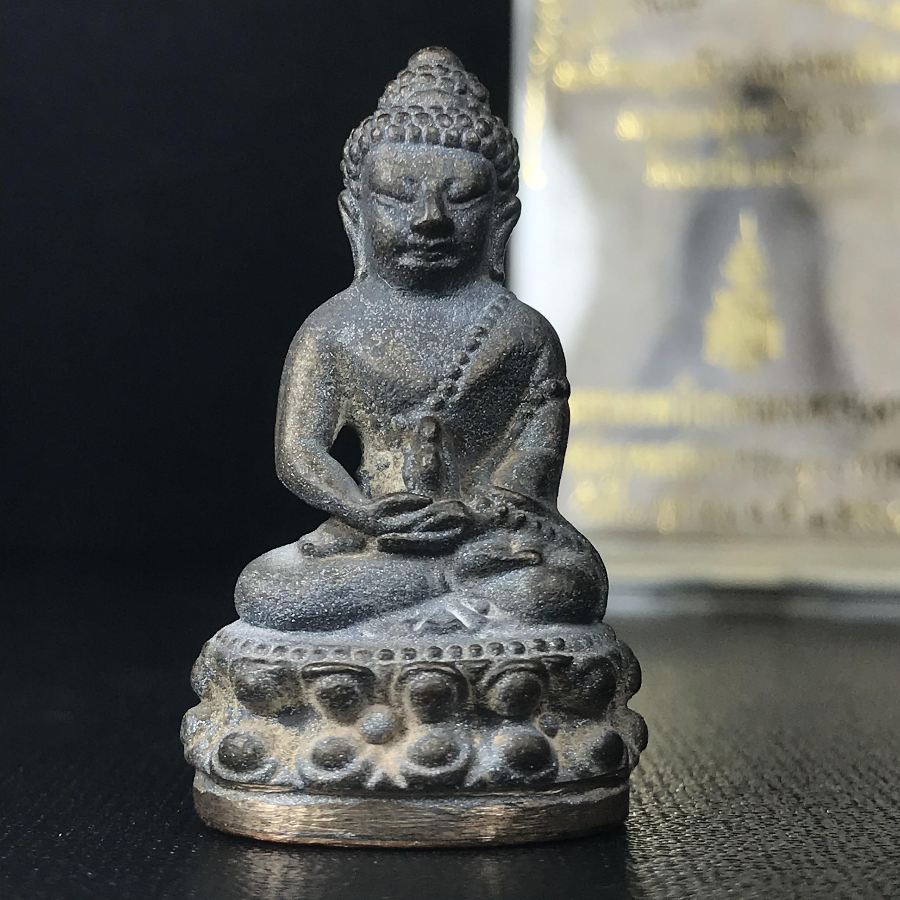 พระกริ่งชินบัญชรฉลองพระชันษา 100 ปี สมเด็จพระญาณสังวร วัดบวรนิเวศวิหาร ปี 2556 เนื้อนวโลหะผสมทองคำก้นทองแดง พิธีใหญ่ มวลสารเด่น นิยม(1 ใน 2556 องค์)