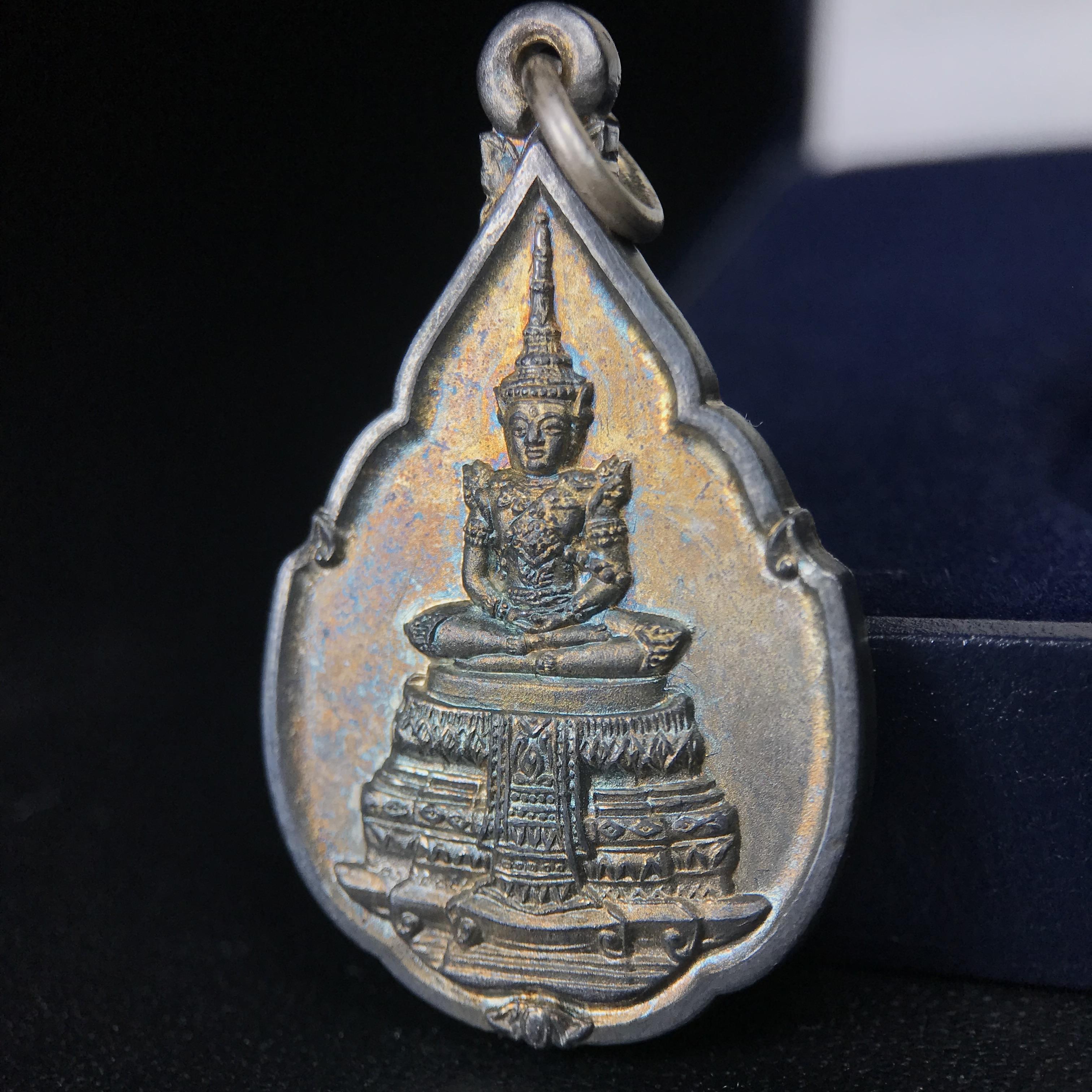 เหรียญพระแก้วมรกต ที่ระลึกในพิธีเททองการจัดสร้างพระแก้วมรกตกรมสรรพสามิต พ.ศ.2539 และในวโรกาสที่พระบาทสมเด็จพระเจ้าอยู่หัวทรงครองราชย์ครบ 50 ปี เนื้อเงิน ทรงหยดน้ำ(พิมพ์มีหูห่วง)(สภาพผิวเดิมขึ้นรุ้งสวยมาก)(พิธีใหญ่)**เนื้อเงินรุ่นนี้พบเจอน้อยมาก**