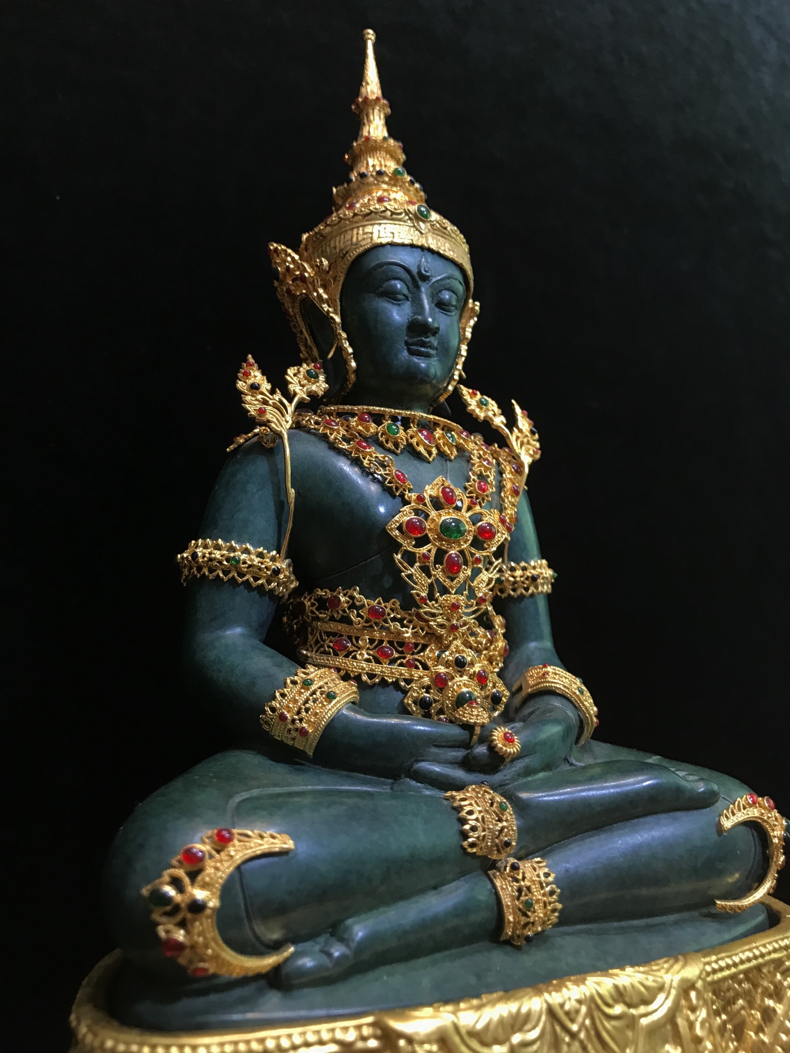 พระแก้วมรกต(จำลอง)ลอยองค์ ขนาดหน้าตัก 5 นิ้ว ทรงเครื่องฤดูร้อน เนื้อโลหะเคลือบสีเขียว เครื่องทรงชุบทองลงยาสี ฐานเนื้อโลหะ ลงรักปิดทองคำ ประดิษฐานตราสัญลักษณ์ฉลองสิริราชสมบัติ ครบ 60 ปี