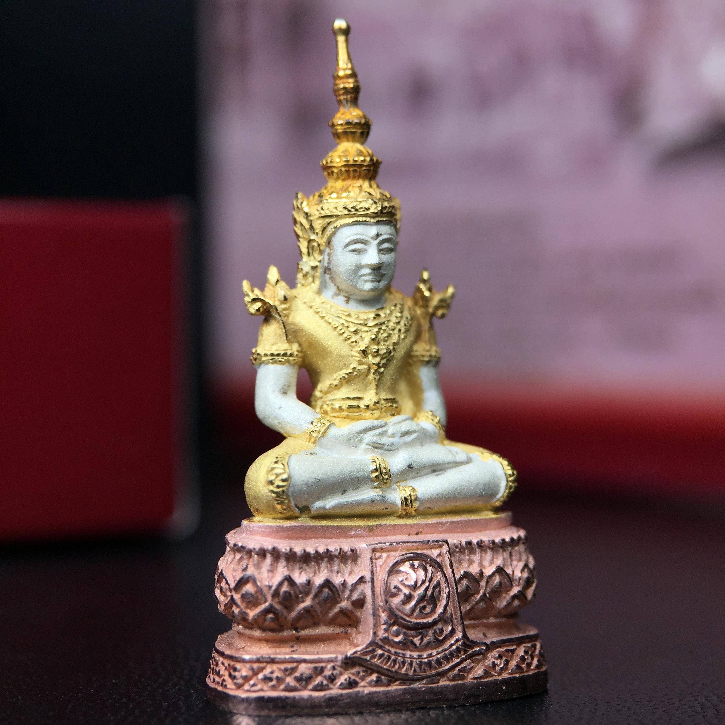 พระแก้วมรกต ภปร.(รุ่นแรก) ปี2545 รุ่นฉลองกรุงรัตนโกสินทร์ครบ 220 ปี พิมพ์ลอยองค์ใหญ่ เนื้อเงินบริสุทธิ์ 92.5% (สามกษัตริย์) ขนาด 19*35 มม. พร้อมกล่องบรรจุดิม สวยครบสมบูรณ์