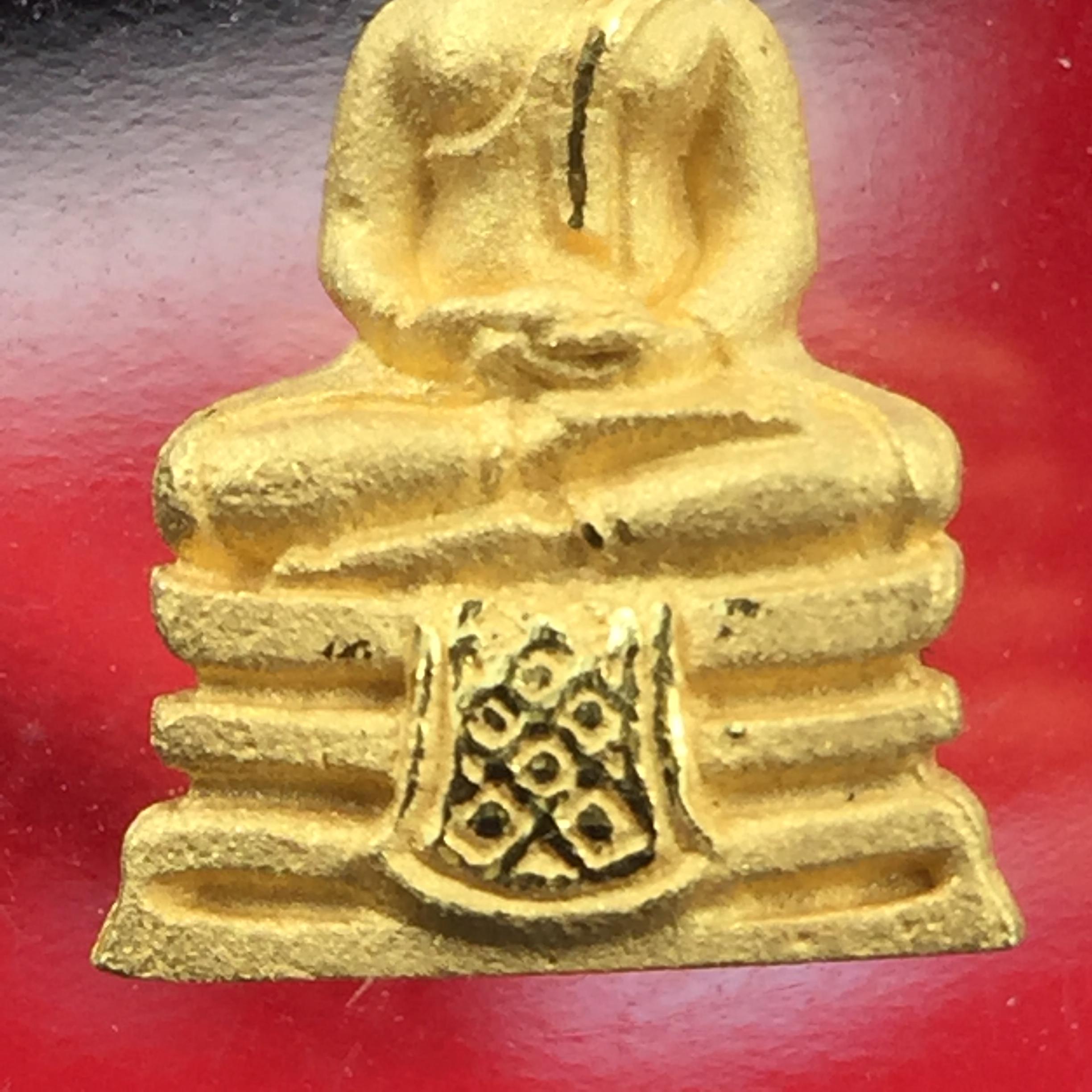 พระพุทธโสธร รุ่นอุดมโชคโภคทรัพย์ ปี 2550 เนื้อทองคำ พิมพ์จิ๋ว วัดโสธรวรารามวรวิหาร จ.ฉะเชิงเทรา (สภาพ สวย ซีนซองเดิม กล่องบบรรจุเดิมครบสมบูรณ์)