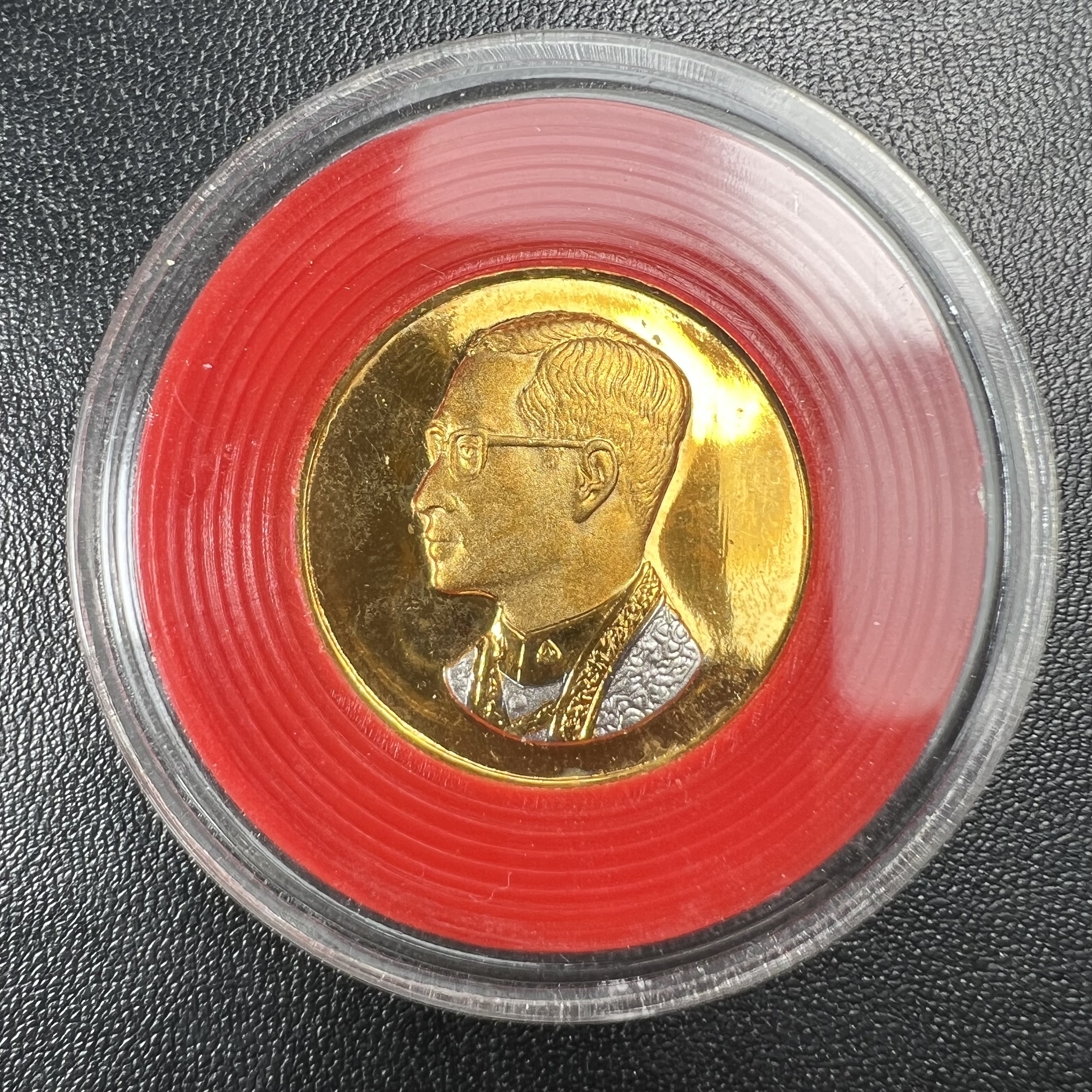 วัตถุมงคลคุ้มเกล้าฯ มหามงคลเฉลิมพระชนมพรรษา 6 รอบ รัชกาลที่ 9 ชุดพิเศษกรรมการ(หายาก) (ในหลวงรัชกาลที่9 ทรงจุดไฟพระฤกษ์และเททอง พิธีใหญ่)ยอดนิยมหายาก