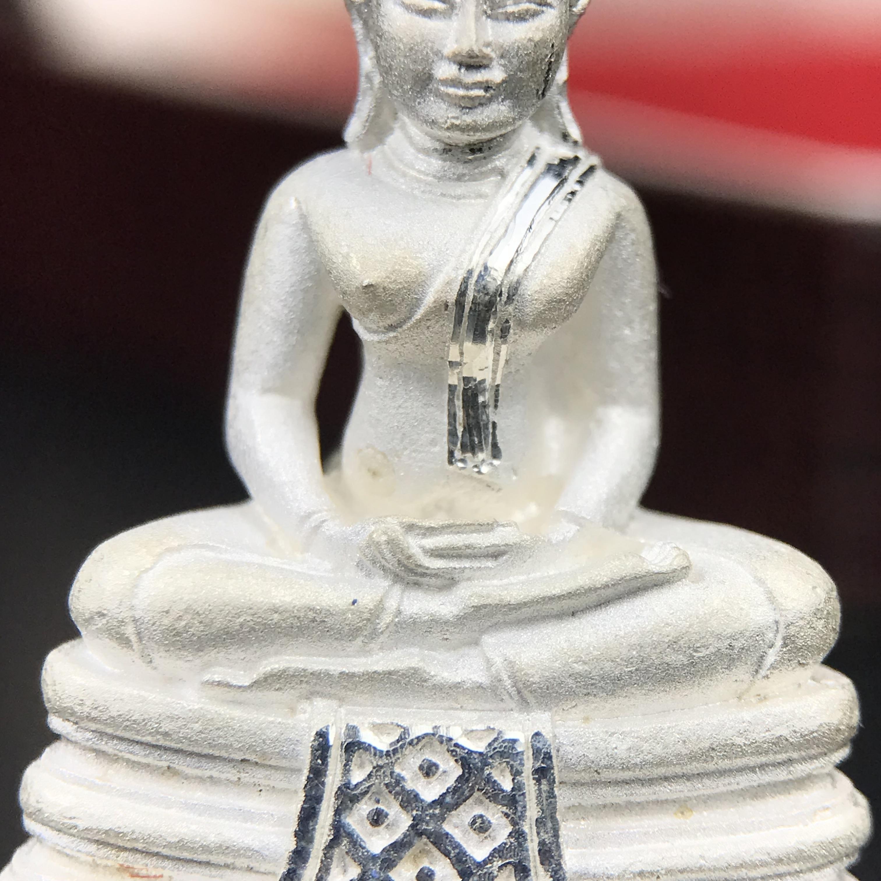 พระพุทธโสธร(หลวงพ่อโสธร) รุ่นสร้างอุโบสถ ปี2539 เนื้อเงินทรายนวลขัดเงาบางส่วน ลอยองค์พิมพ์ใหญ่ สภาพสวยกล่องบรรจุเดิมครบสมบูรณ์(งานแพรนด้า จิวเวลรี่)สวยงดงาม