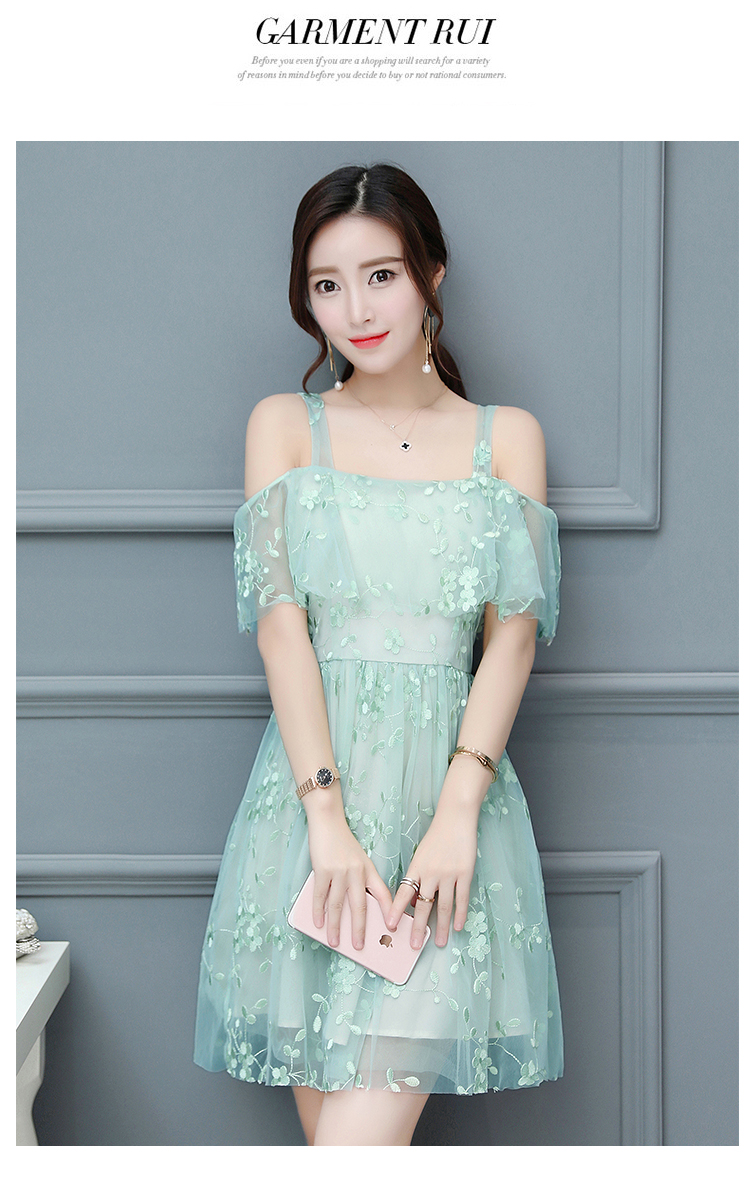 ชุดเดรสผ้าโปร่งปักดอกไม้สีเขียวอ่อนเปิดไหล่ แขนสั้น