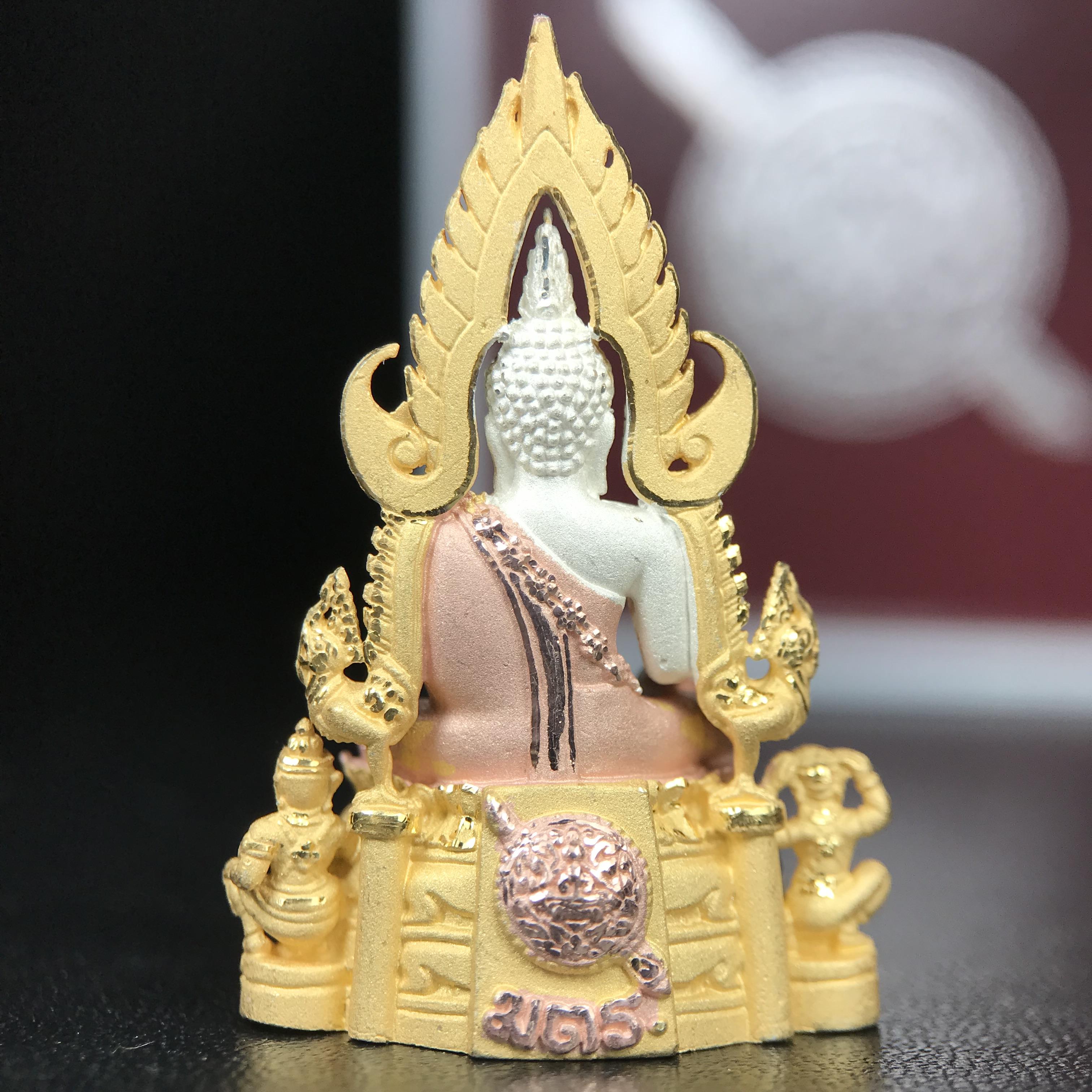 พระพุทธชินราช รุ่น ประวัติศาสตร์ มูลนิธิเพื่อตำรวจไทยจัดสร้าง ปี 2562 เนื้อเงินชุบสามกษัตริย์ขัดเงา พิมพ์พระพุทธชินราช ลอยองค์ แบบจิวเวอร์รี่(ขนาดสูง 3.5 ซม.) (สภาพ สวย ซีนซองเดิม กล่องบบรรจุเดิมครบสมบูรณ์)1 ใน 1999 องค์)