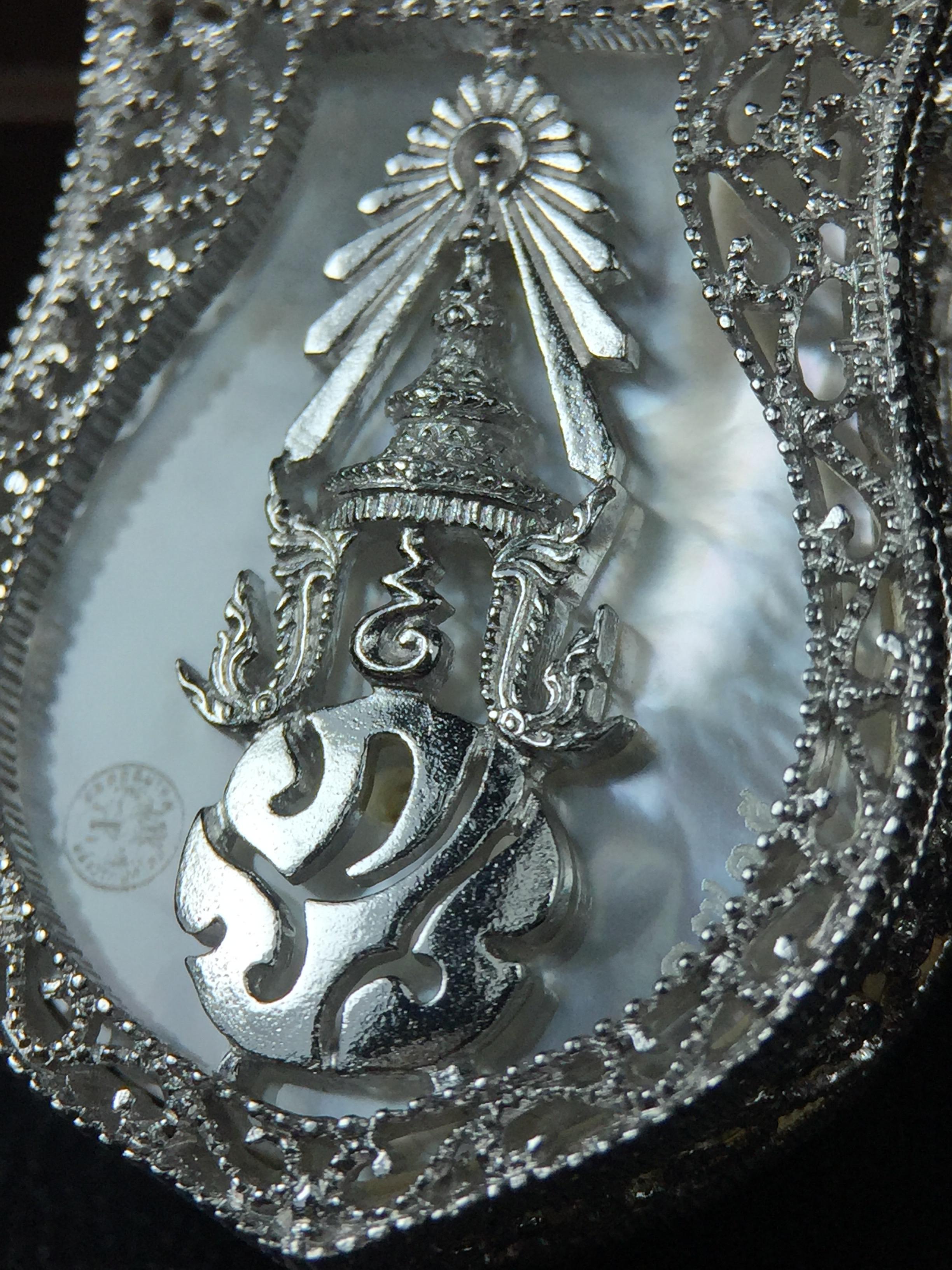 พระพุทธชินราช ภปร. โครงการ "เพราะแผ่นดินนี้ คือ แผ่นดินเกิด" ปี2548(รุ่นแรก) เหรียญทรงเสมา ขนาด 21 x 29 มม.เนื้อเงินสามกษัตริย์ องค์พระชุบสามกษัตริย์ ล้อมด้วยกรอบเงินชุบทองคำขาวสลักเสลาเป็นลวดลายละเอียดอ่อน ส่วนพื้นองค์พระเป็นเปลือกหอยมุขงดงาม