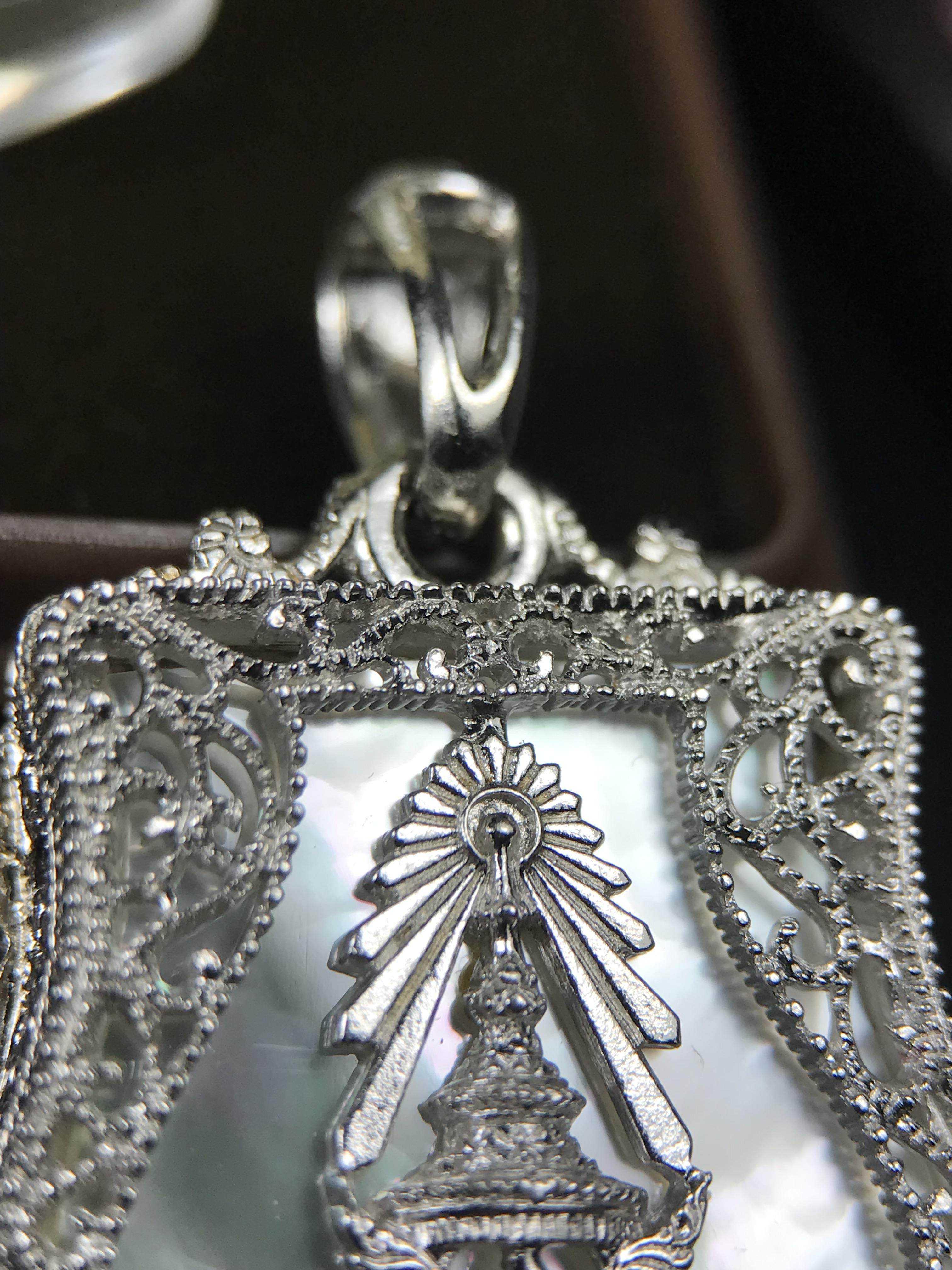 พระพุทธชินราช ภปร. โครงการ "เพราะแผ่นดินนี้ คือ แผ่นดินเกิด" ปี2548(รุ่นแรก) เหรียญทรงเสมา ขนาด 21 x 29 มม.เนื้อเงินสามกษัตริย์ องค์พระชุบสามกษัตริย์ ล้อมด้วยกรอบเงินชุบทองคำขาวสลักเสลาเป็นลวดลายละเอียดอ่อน ส่วนพื้นองค์พระเป็นเปลือกหอยมุขงดงาม