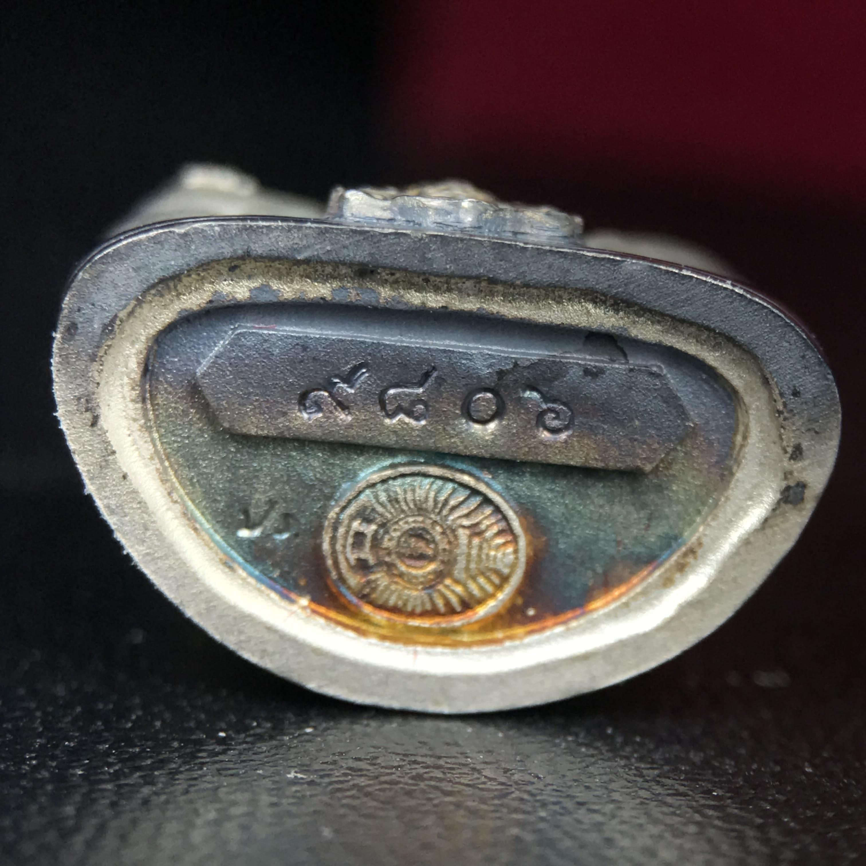 พระกริ่งไพรีพินาศ ตรากาญจนาภิเษก วัดบวรนิเวศวิหาร ที่ระลึกในหลวงรัชกาลที่9 ครองสิริราชสมบัติครบ 50ปี เนื้อเงิน(สภาพผิวเดิมขึ้นสีรุ้งธรรมชาติสวยแบบนิยม)(เสน่ห์พระเนื้อเงินสีสันที่ธรรมชาติสรรค์สร้าง)เข้มขลังทรงอานุภาพยิ่งใหญ่ กำราบศัตรูพ่ายสิ้น พระไพรีพินาศ