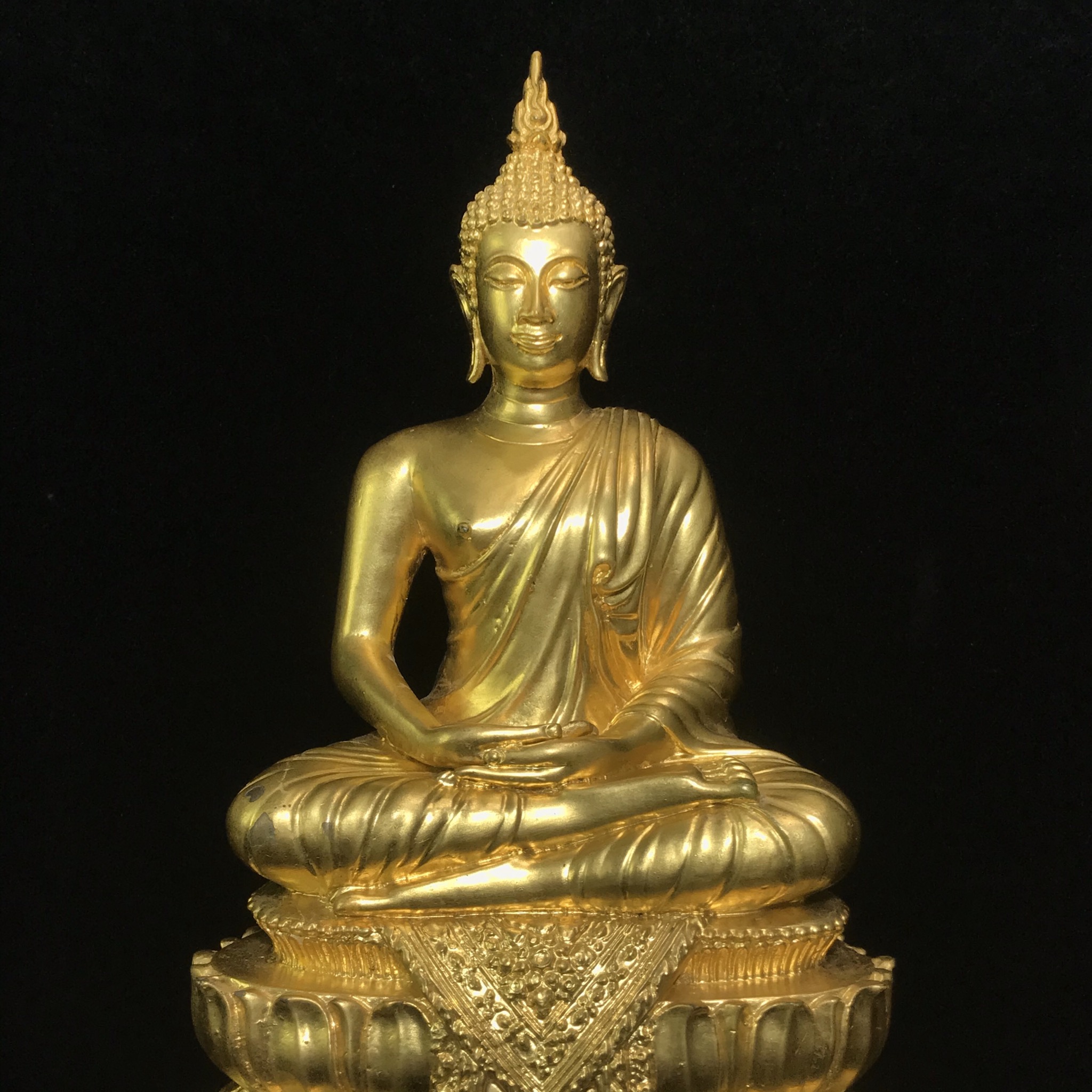 พระพุทธนวมมหาราชายุจฉับปริวัตนมงคล ภปร. พระบาทสมเด็จพระเจ้าอยู่ห้วรัชกาลที่9 เนื่องในวโรกาสเฉลิมพระชนมพรรษา 6 รอบ ( 72 พรรษา )ปี 2542 โดยสำนักนายกรัฐมนตรี หน้าตัก 5นิ้ว(พิธีใหญ่ พุทธศิลป์สวย งดงาม)