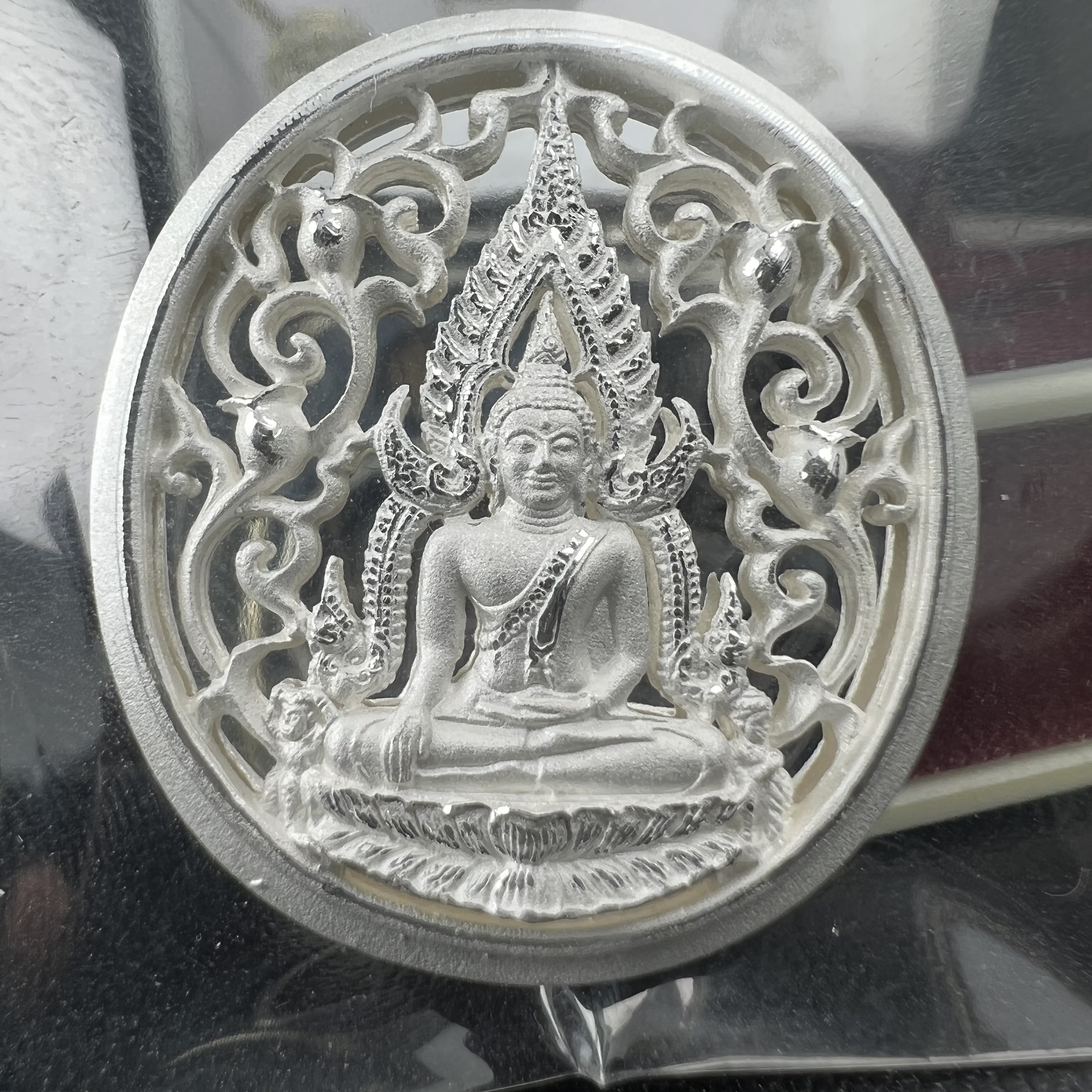 พระพุทธชินราช รุ่น ประวัติศาสตร์ มูลนิธิเพื่อตำรวจไทยจัดสร้าง ปี 2562 เนื้อเงินขัดเงา พิมพ์เหรียญรูปไข่ฉลุลายไทย พิมพ์ใหญ่ พระพุทธชินราช แบบจิวเวอร์รี่ (ขนาดสูง 2.9 ซม.) (สภาพ สวย ซีนซองเดิม กล่องบรรจุเดิมครบสมบูรณ์)