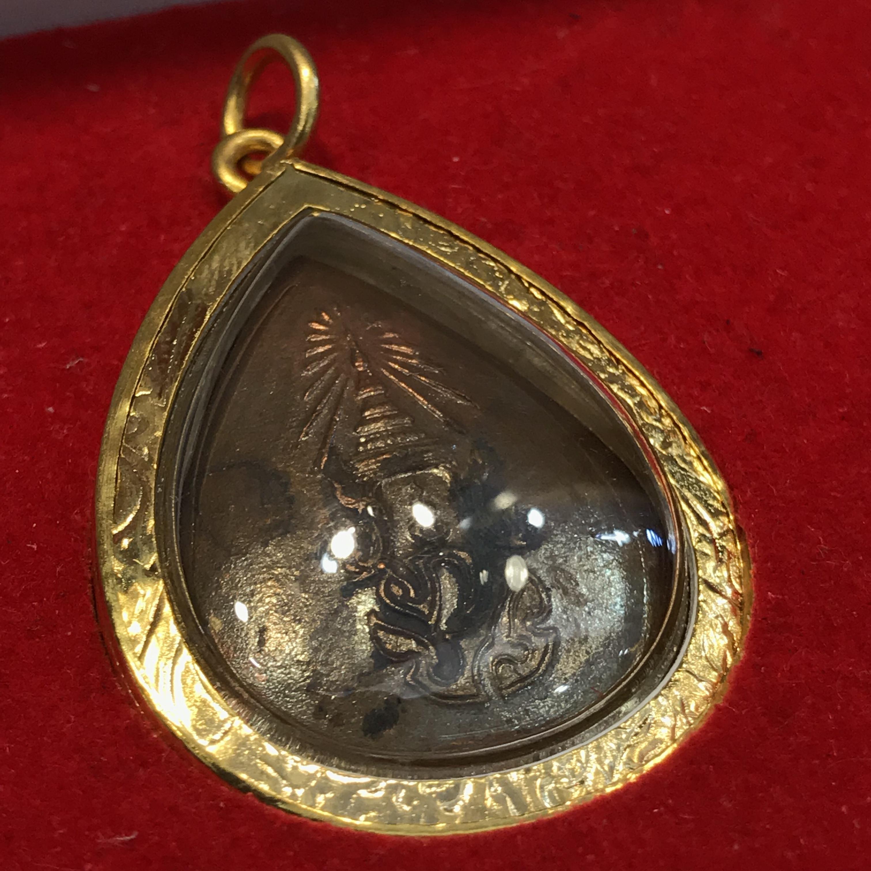 พระชุดของขวัญ 3 องค์ พระหลวงปู่ทวด ทรงกลีบบัวและกลีบขนุน เนื้อว่านดำ ภ.ป.ร. พร้อมพระพุทธสิงหธรรมมงคล ห่อหุ้มด้วยทองนพเกล้า ปี 2547