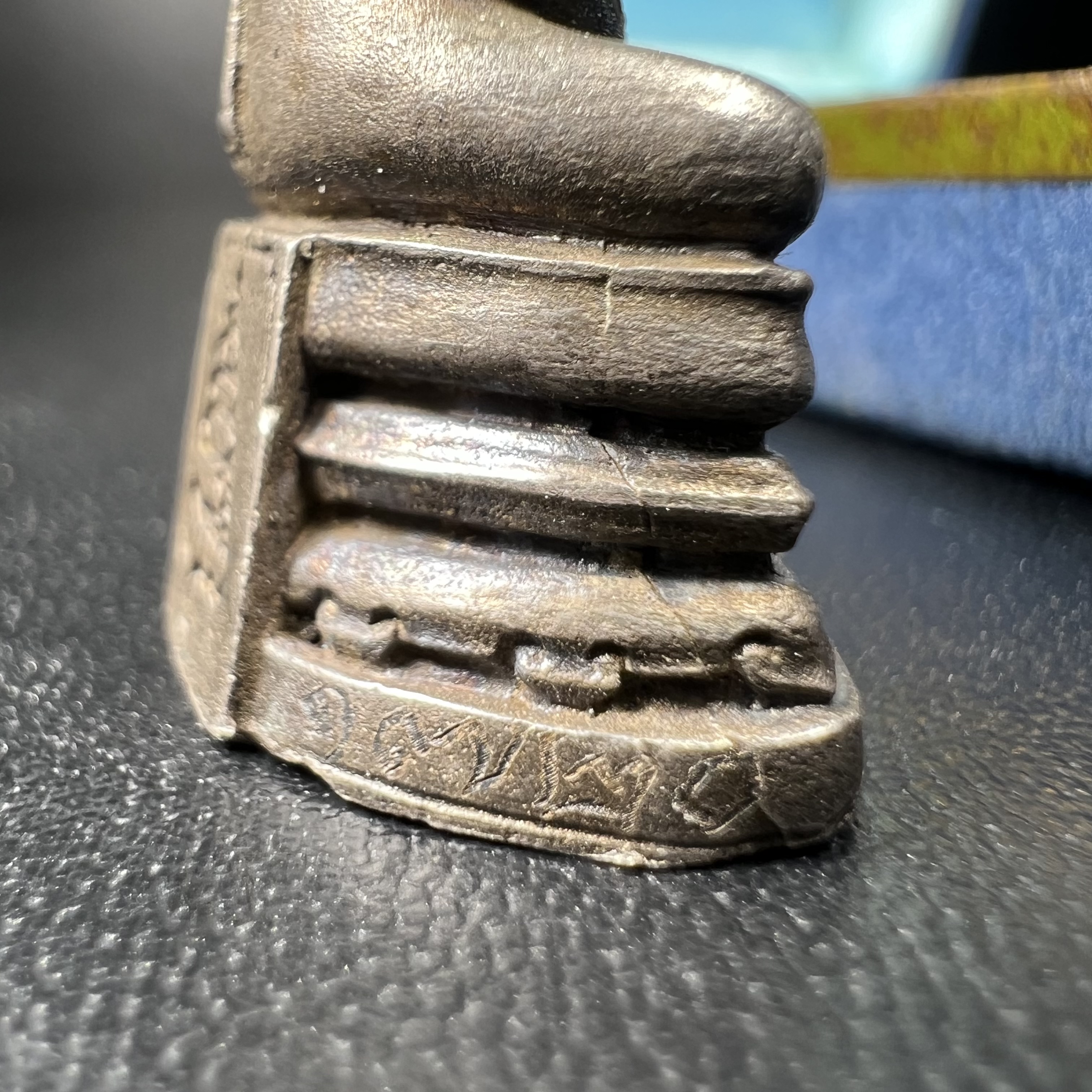 หลวงพ่อพระพุทธโสธร รุ่น ญสส. ปี 2533 พิมพ์ใหญ่เนื้อเงินผสมชนวน ผิวเดิมสวยเข้มขลังพร้อมกล่องบรรจุเดิมครบ(สมเด็จพระญาณสังวร สมเด็จพระสังฆราช เสด็จเป็นองค์ประธานเททอง)พระดีพิธีใหญ่ชนวนมวลสารเข้มขลังและเป็นอีกหนึ่งผลงานของนายช่างเกษม มงคลเจริญ งดงามทรงคุณค่า