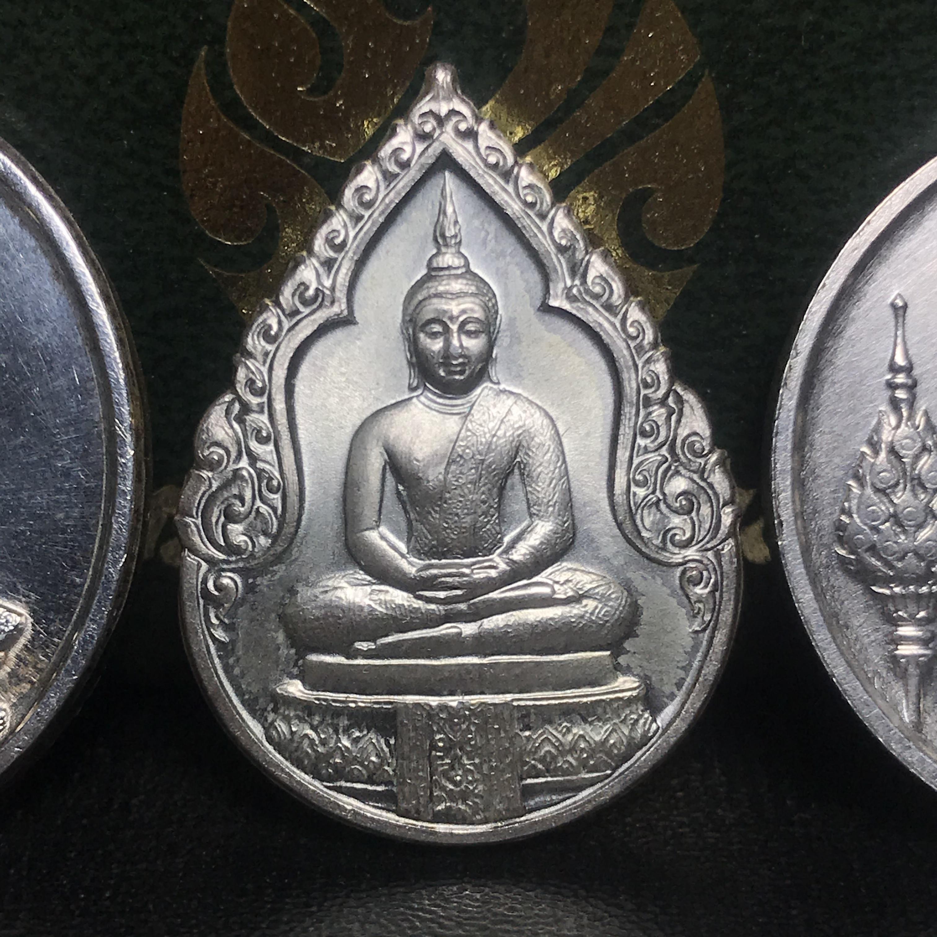 เหรียญพระแก้วมรกตหลัง ภปร ฉลองกรุงรัตนโกสินทร์ครบ 200 ปี พ.ศ.2525 เนื้อเงินกล่องบรรจุเดิมครบ3พิมพ์(บล็อกพระราชศรัธา)(ในหลวงรัชกาลที่9 เสด็จในพิธี)