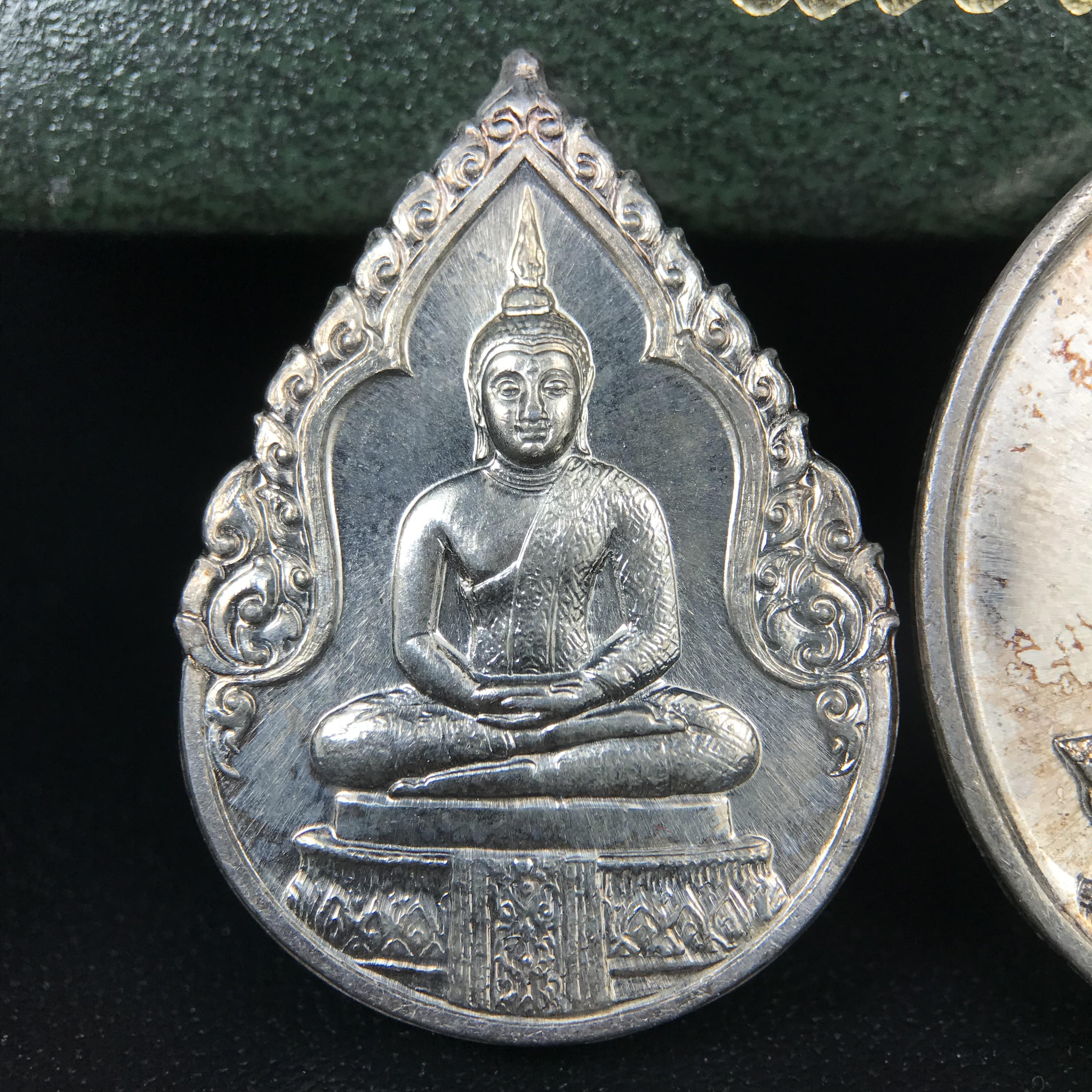 เหรียญพระแก้วมรกตหลัง ภปร. ฉลองกรุงรัตนโกสินทร์ครบ 200 ปี พ.ศ.2525 เนื้อเงินกล่องบรรจุเดิมครบ3พิมพ์(บล็อกพระราชศรัธา)(ในหลวงรัชกาลที่9 เสด็จในพิธี)พระคู่บ้านคู่เมือง...พระดี...พิธีใหญ่