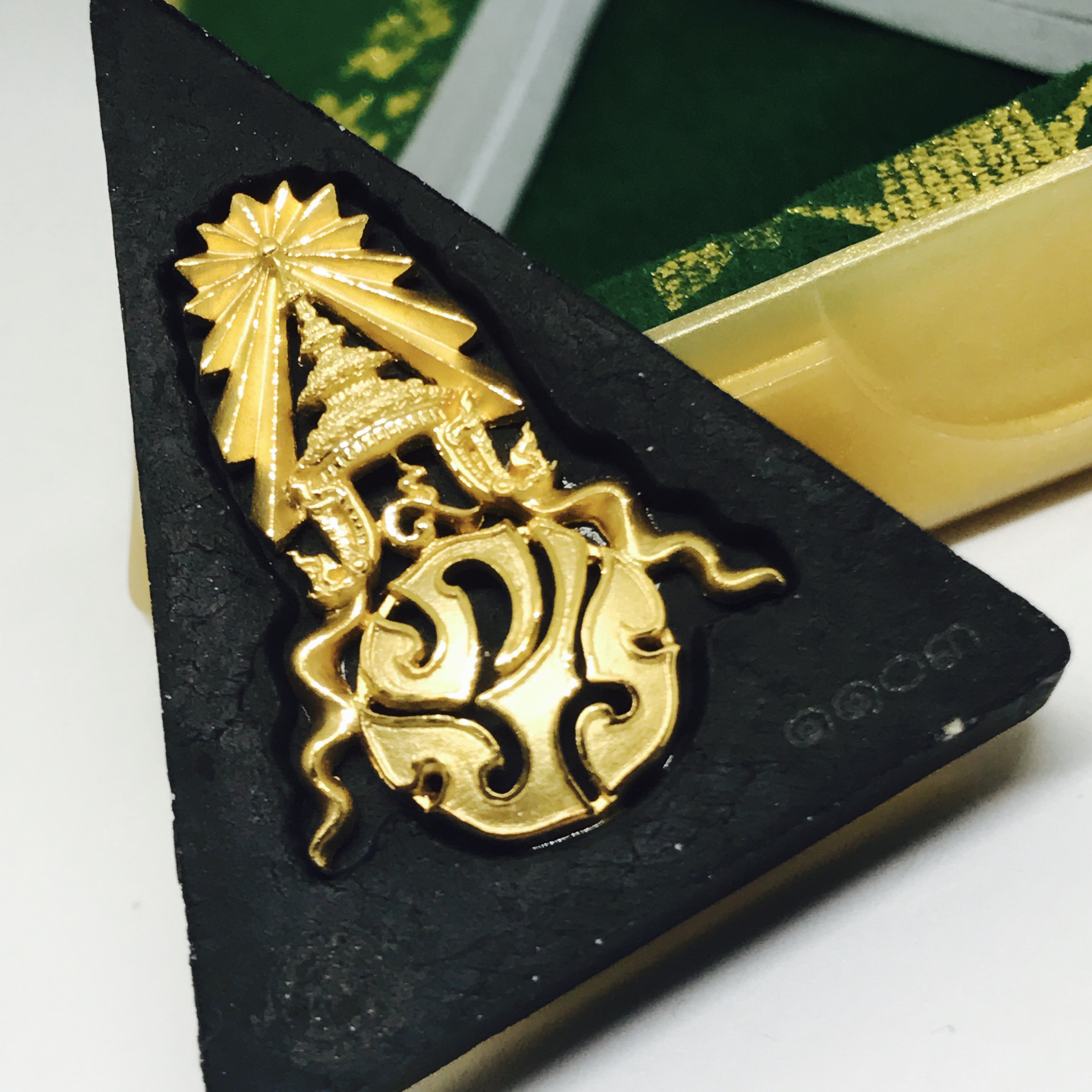 พระพุทธชินราช(จำลอง)ภ.ป.ร. 84พรรษาเนื้อผงปิดทองด้านหน้า หลัง ภ.ป.ร. ทองคำ