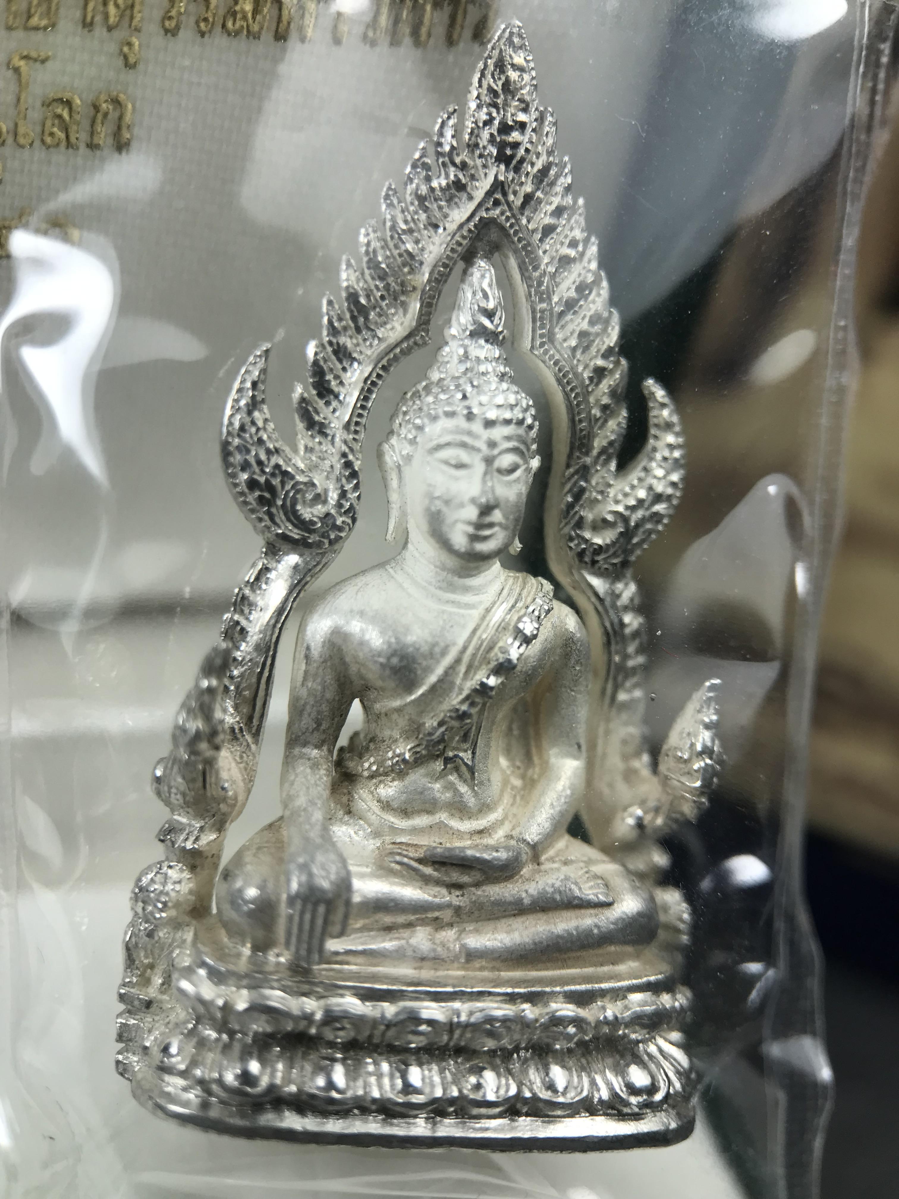 พระพุทธชินราช รุ่นมหาลาภ พิธีพุทธาภิเษกวัดพระศรีรัตนมหาธาตุวรมหาวิหาร จ.พิษณุโลก ปี 2540 เนื้อเงินบริสุทธิ์ 99.9% (นวลเงา)(สภาพผิวเดิมซีนซองเดิม พร้อมกล่องบรรจุเดิมและการ์ดใบรับรองครบสมบูรณ์ (องค์หมายเลข ๑๑๗๓๔)