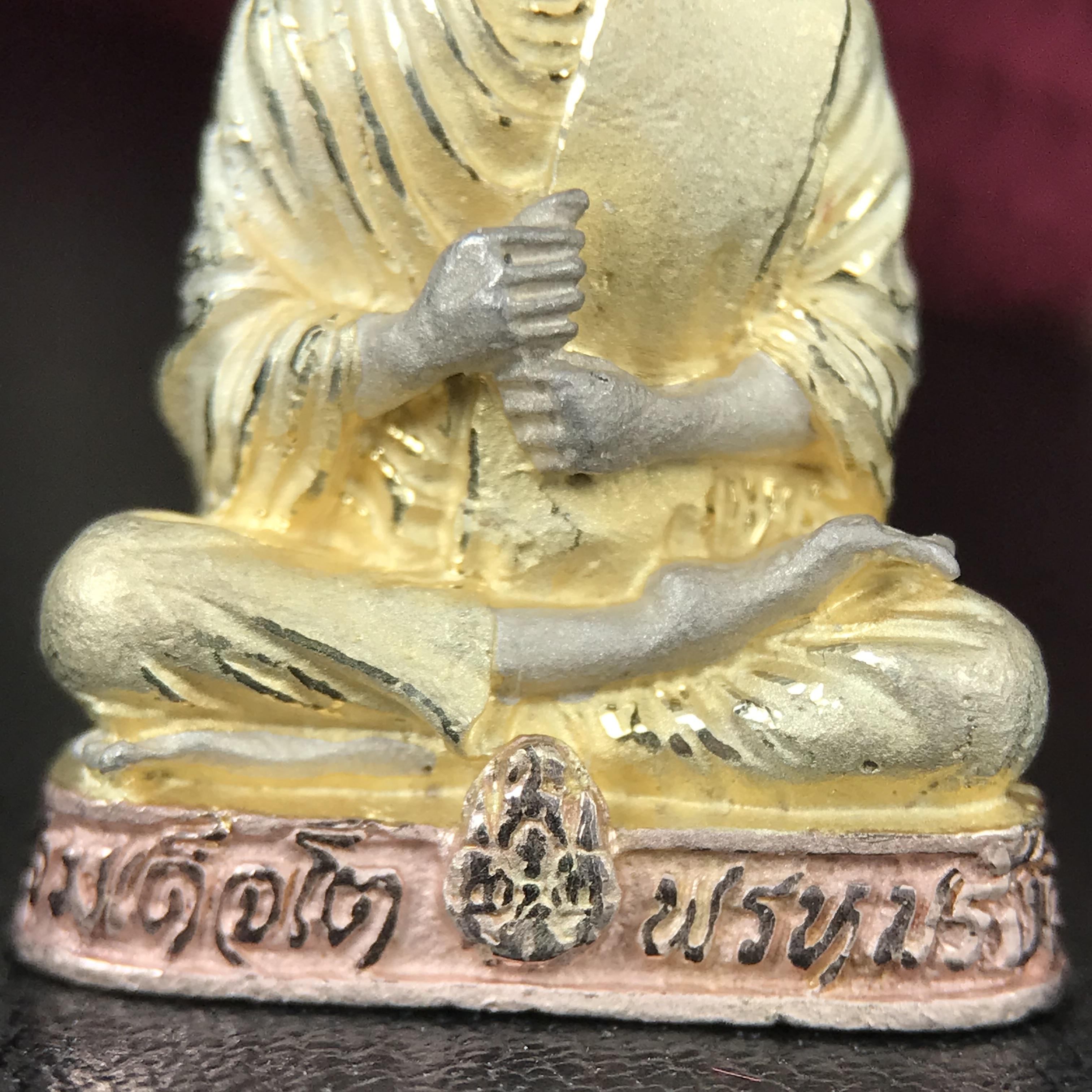 รูปเหมือนสมเด็จพระพุฒาจารย์ (โต พรหมรังสี)วัดใหม่อมตรส บางขุนพรหม ปี2540 รุ่นกาญจนาภิเษก จัดสร้างในวโรกาสที่รัชกาลที่ 9 ทรงครองสิริราชสมบัติ ครบ 50ปี ลอยองค์พิมพ์ใหญ่ เนื้อเงินบริสุทธิ์ 99.9% แบบชุบสามกษัตริย์ขัดเงาบางส่วน พร้อมกล่องบรรจุเดิมครบ