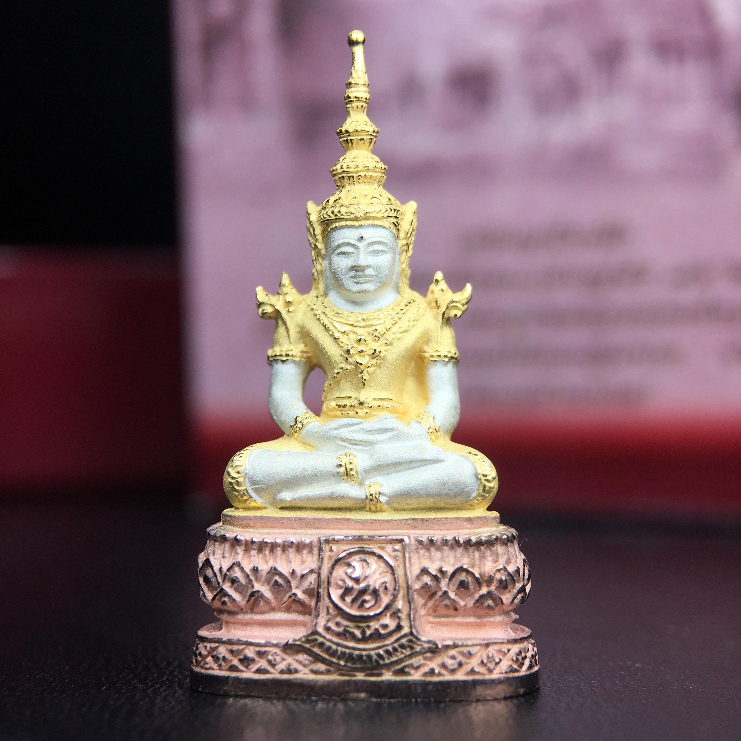 พระแก้วมรกต ภปร.(รุ่นแรก) ปี2545 จัดสร้างในมหาวโรกาส พระบาทสมเด็จพระเจ้าอยู่หัวรัชกาลที่ 9 ครบรอบ 75 พรรษา และฉลองกรุงรัตนโกสินทร์ครบ 220 ปี พิมพ์ลอยองค์ใหญ่ เนื้อเงินบริสุทธิ์ 92.5%(สามกษัตริย์) ขนาด 19*35 มม. พร้อมกล่อง สวยครบสมบูรณ์(องค์หมายเลข ๑๗๒๐)