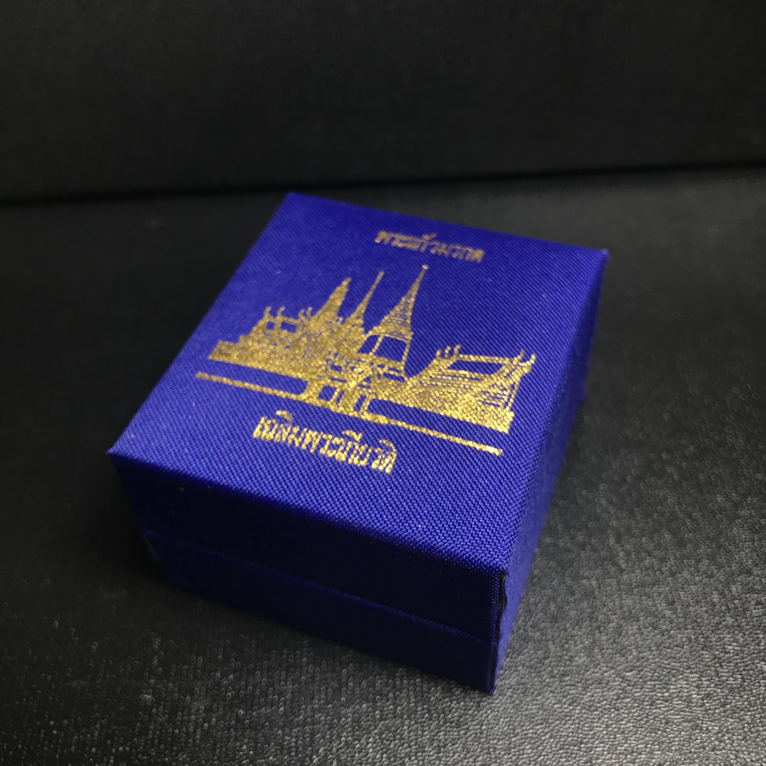 พระพุทธมหามณีรัตนปฎิมากร(พระแก้วมรกต)รุ่น เฉลิมพระเกียรติ วัดพระศรีรัตนศาสดารามราม(วัดพระแก้ว) ปี2543 เนื้อเงินสามกษัตริย์พิมพ์ซุ้มกนกเล็ก สภาพสวยซีนเดิมกล่องครบ