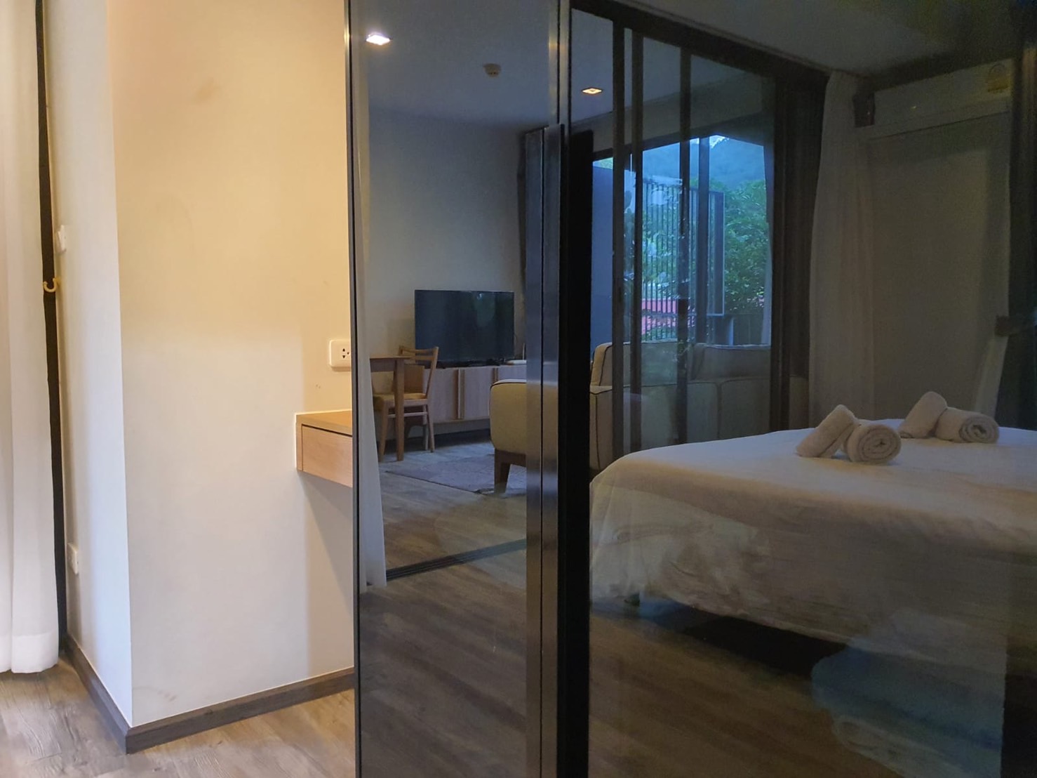 For Rent : Patong The Deck condominium 1 bed room 3rd Floor moutain View.