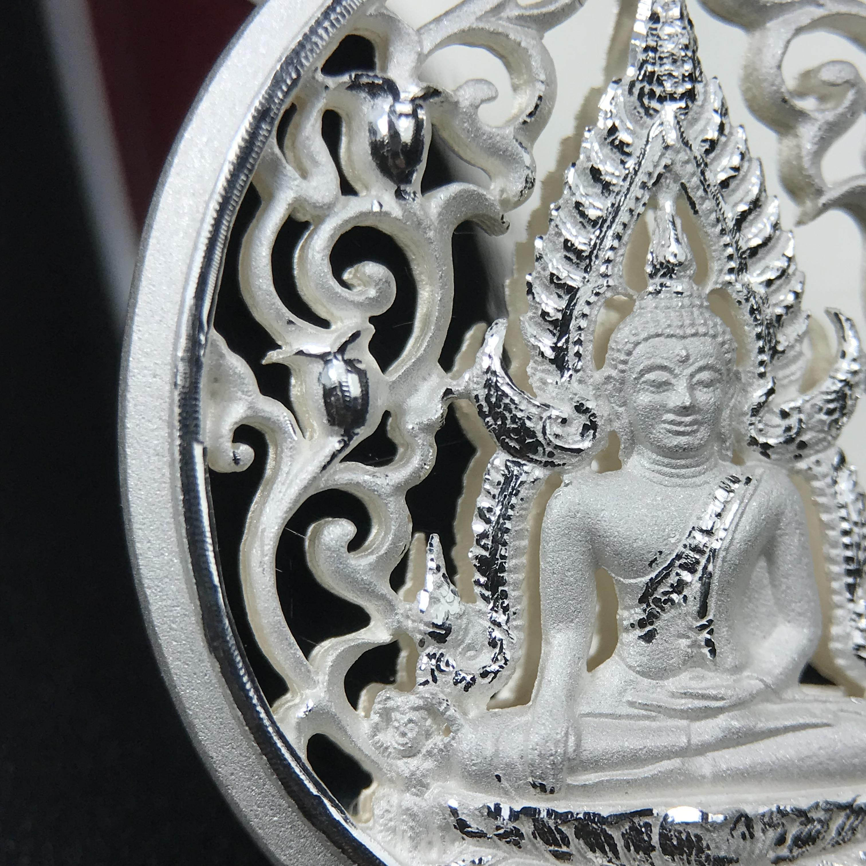 พระพุทธชินราช รุ่น ประวัติศาสตร์ มูลนิธิเพื่อตำรวจไทยจัดสร้าง ปี 2562 เนื้อเงินขัดเงา พิมพ์เหรียญรูปไข่ฉลุลายไทย พิมพ์ใหญ่ พระพุทธชินราช แบบจิวเวอร์รี่ (ขนาดสูง 2.9 ซม.) (สภาพ สวย ซีนซองเดิม กล่องบรรจุเดิมครบสมบูรณ์)