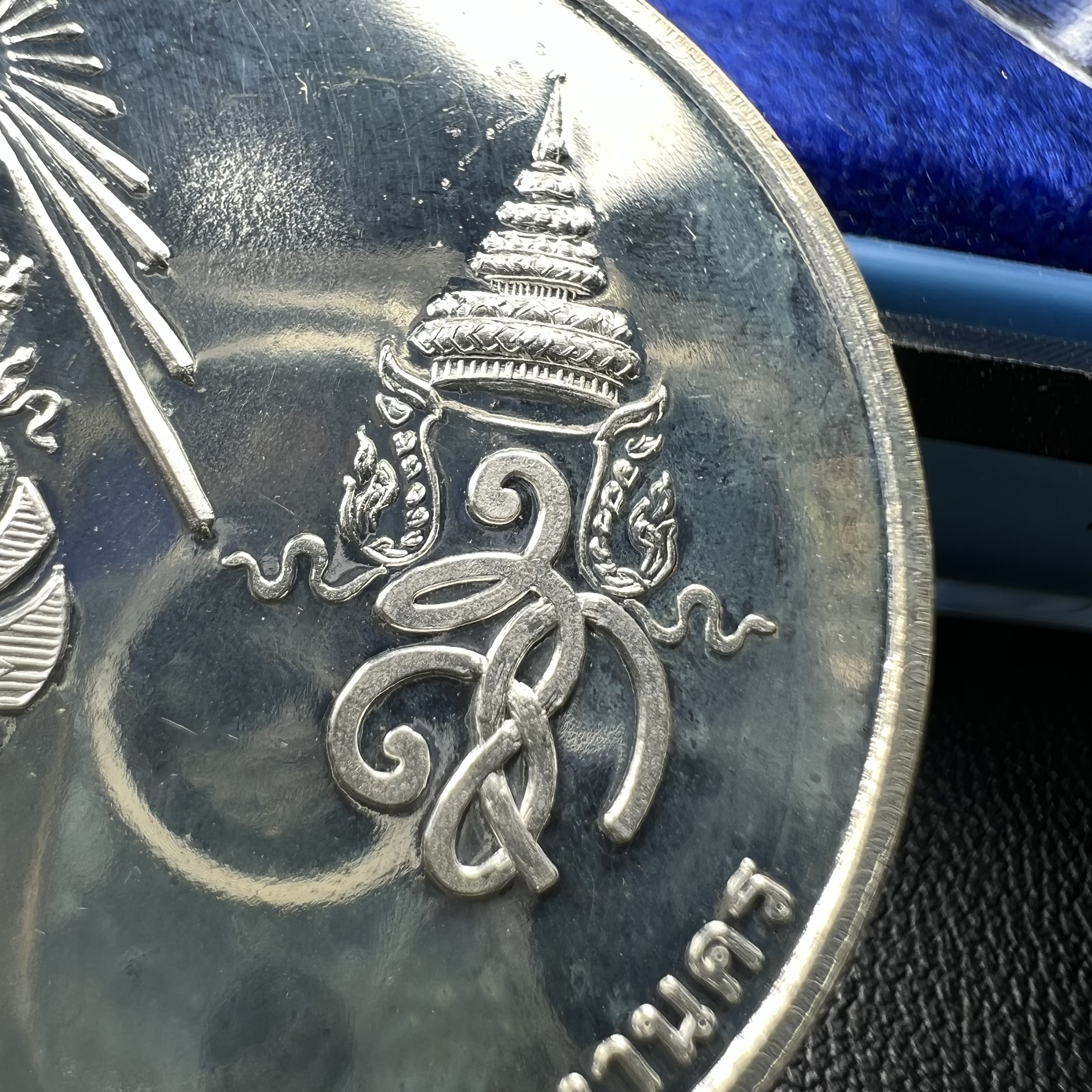 เหรียญรูปเหมือนพระราชสังวราภิมณฑ์(หลวงปู่โต๊ะ)ที่ระลึก ครบ 108 ปี วัดประดู่ฉิมพลี ปี 2538 ด้านหลังพระราชทานพระนามาภิไธยย่อ ภปร. และ สก. เนื้อเงินขัดเงา เหรียญกลมใหญ่ขนาด 3.5 ซม.สภาพสวยเดิมกล่องบรรจุเดิมครบสมบูรณ์และหายาก