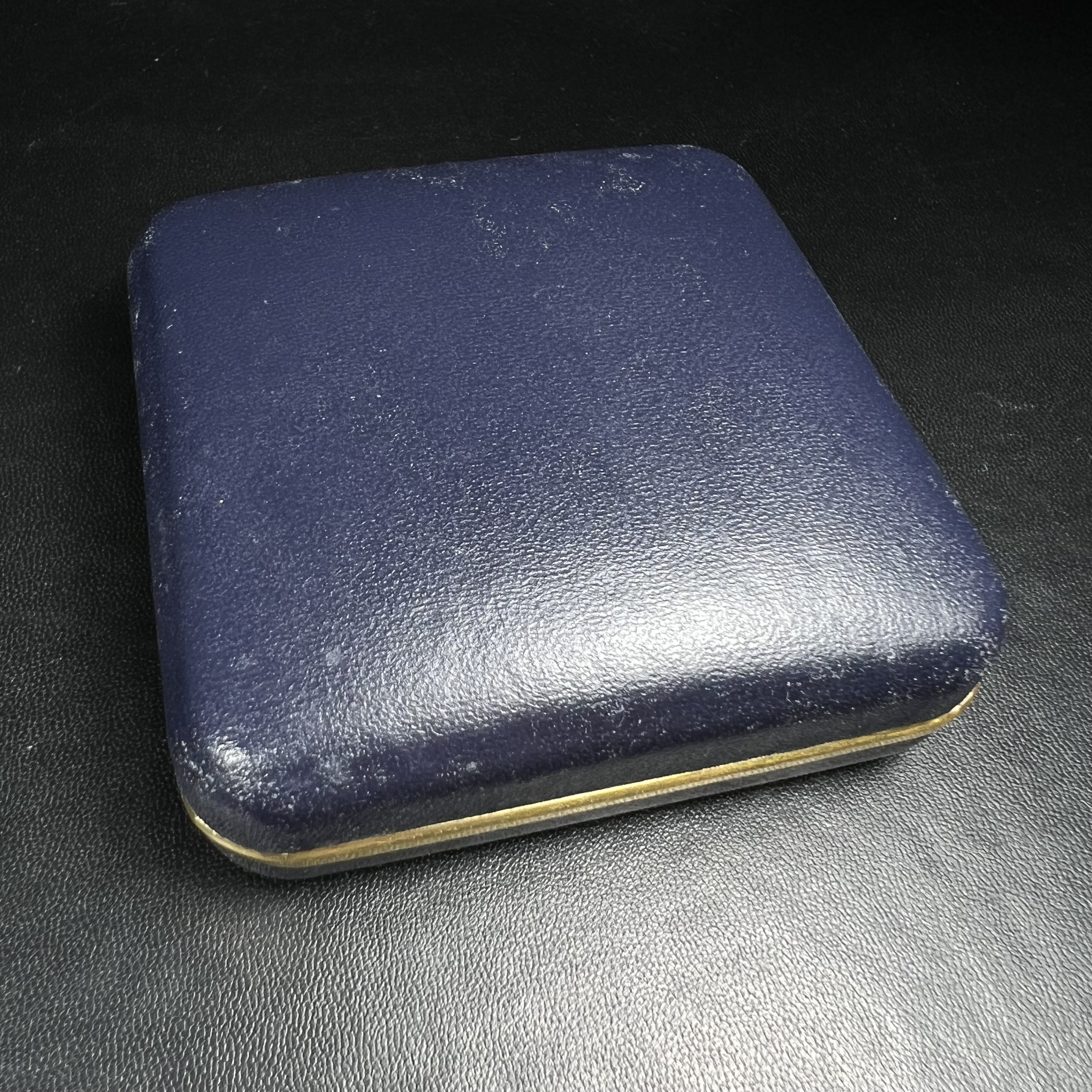 เหรียญหลวงพ่อเงิน – กรมหลวงชุมพรฯ วัดบางคลาน เหรียญไข่สองหน้า เนื้อเงิน 99.99% ขัดเงา ขนาดสูง 3.1 ซม. ประกอบพิธีมหาพุทธาภิเษก ณ อุโบสวัดหิรัญญาราม(วังตะโก) บางคลาน จ.พิจิตร เมื่อวันอังคารที่ 3 มี.ค.2541( เหรียญออกโดยโรงงานกษาปณ์ เพิร์ธ ประเทศออสเตรเลีย )