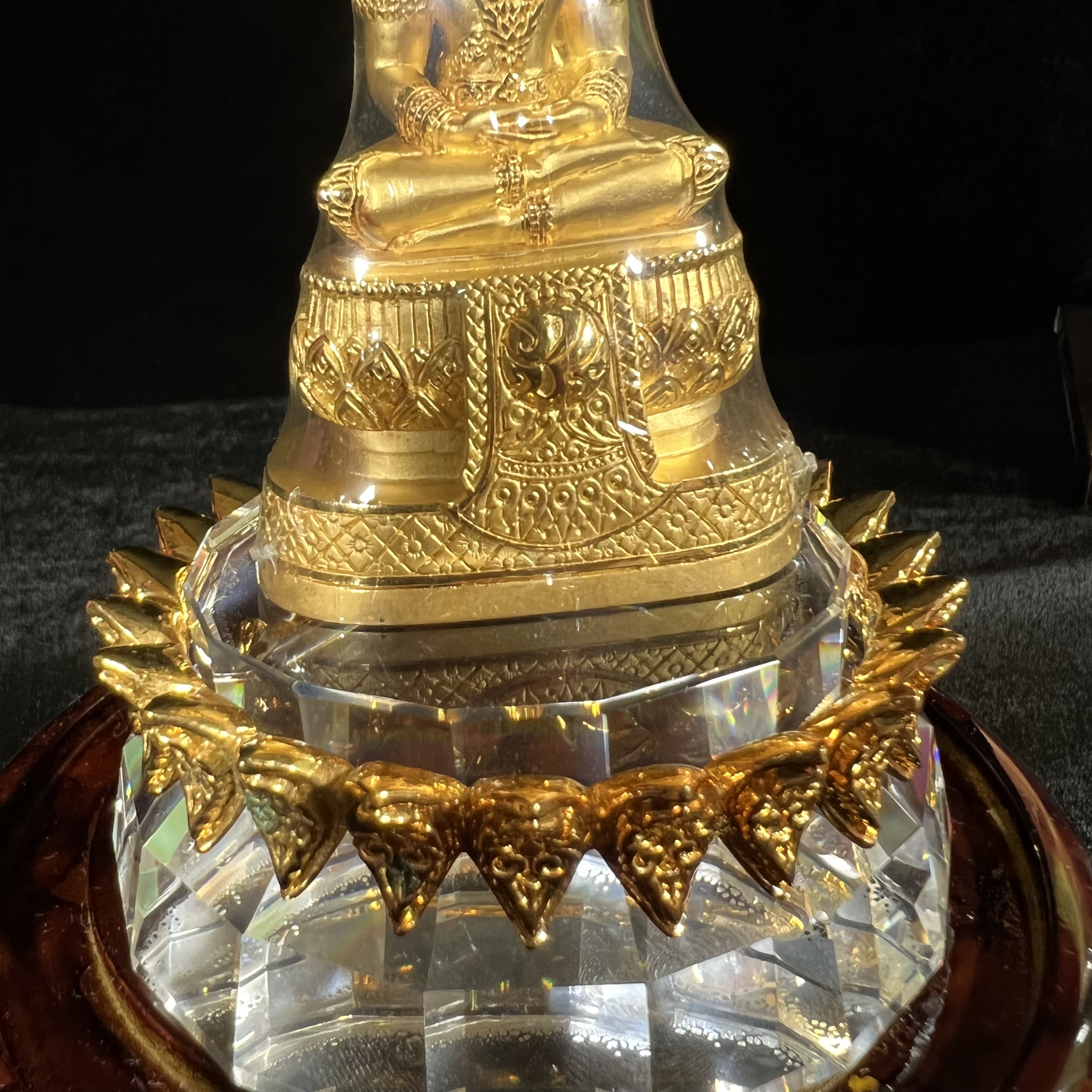 พระแก้วมรกต ภปร.(รุ่นแรก) ปี2545 รุ่นฉลองกรุงรัตนโกสินทร์ครบ 220 ปี หล่อลอยองค์ เนื้อทองคำบริสุทธิ์99.99% ขนาดบูชา 50*90 มม. พร้อมฐานวางครอบแก้วเดิมกล่องบรรจุเดิมครบสมบูรณ์(สวยงามและหายากมาก)(1ใน1000องค์)