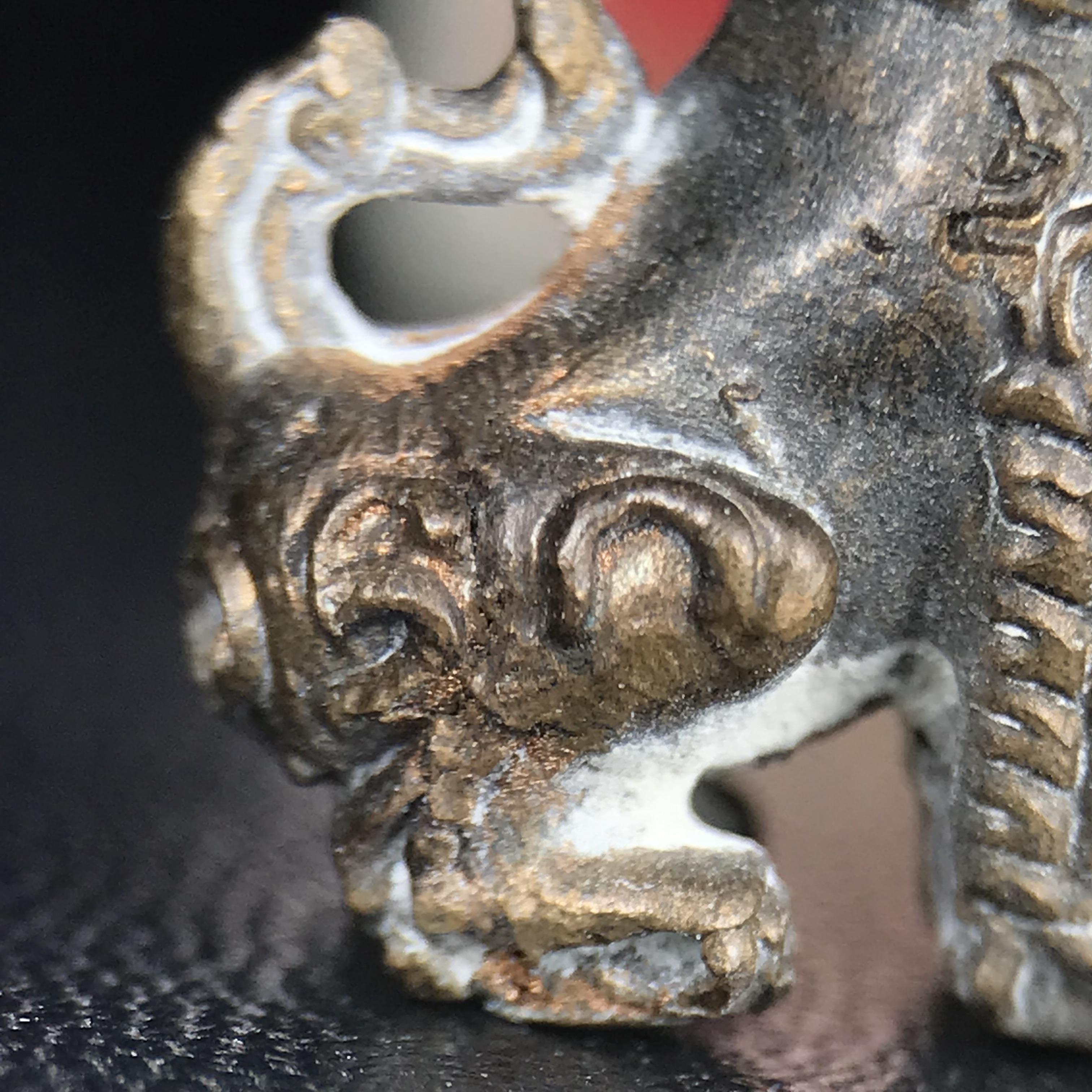 สิงห์เจ้าพ่อดำ วัดบุพพาราม จ.เชียงใหม่ ปี 2518 เนื้อนวโลหะ(ตอก 2 โค๊ต)หายาก(สภาพผิวเดิมสวยเดิมกล่องครบ) สิงห์รุ่นนี้มีพิธีดีมีเกจิอาจารย์ที่ร่วมปลุกเสกมากมาย****เครื่องราง ที่พระบาทสมเด็จพระเจ้าอยุ่รัชกาลที่ ๙ ทรงเสด็จฯประกอบพิธีด้วยพระองค์เอง