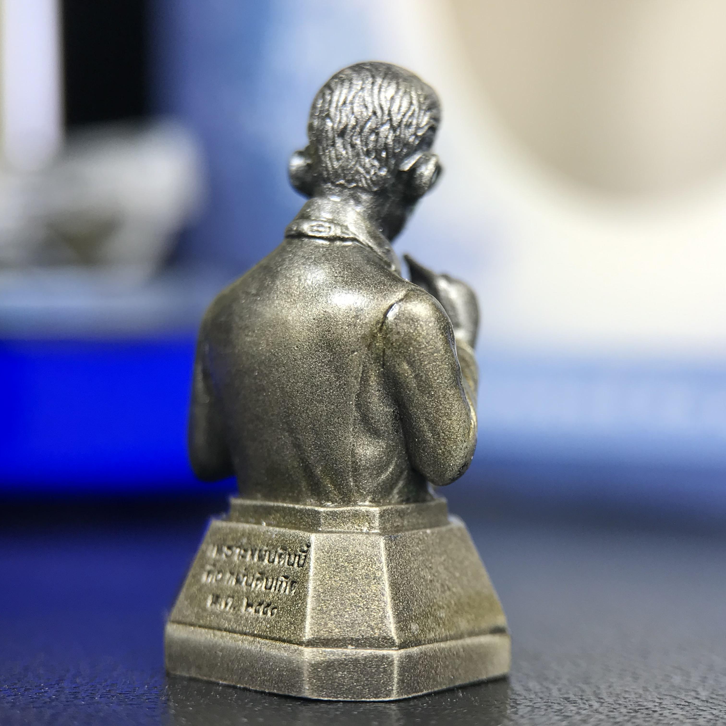 พระบรมรูปพระบาทสมเด็จพระเจ้าอยู่หัวรัชกาลที่ 9(ทรงงาน) ภปร. รุ่นเพราะแผ่นดินนี้คือแผ่นดินเกิด ปี 2551 ขนาดสูง 1 นิ้ว เนื้อบรอนซ์ชุบเงินรมดำ(ด้านหน้า ฐานพระบรมรูปฯ ประดิษฐานอักษรพระปรมาภิไธย ภ.ป.ร.)นิยมหายาก***รุ่นตรา ภปร. พบเจอน้อยมาก****