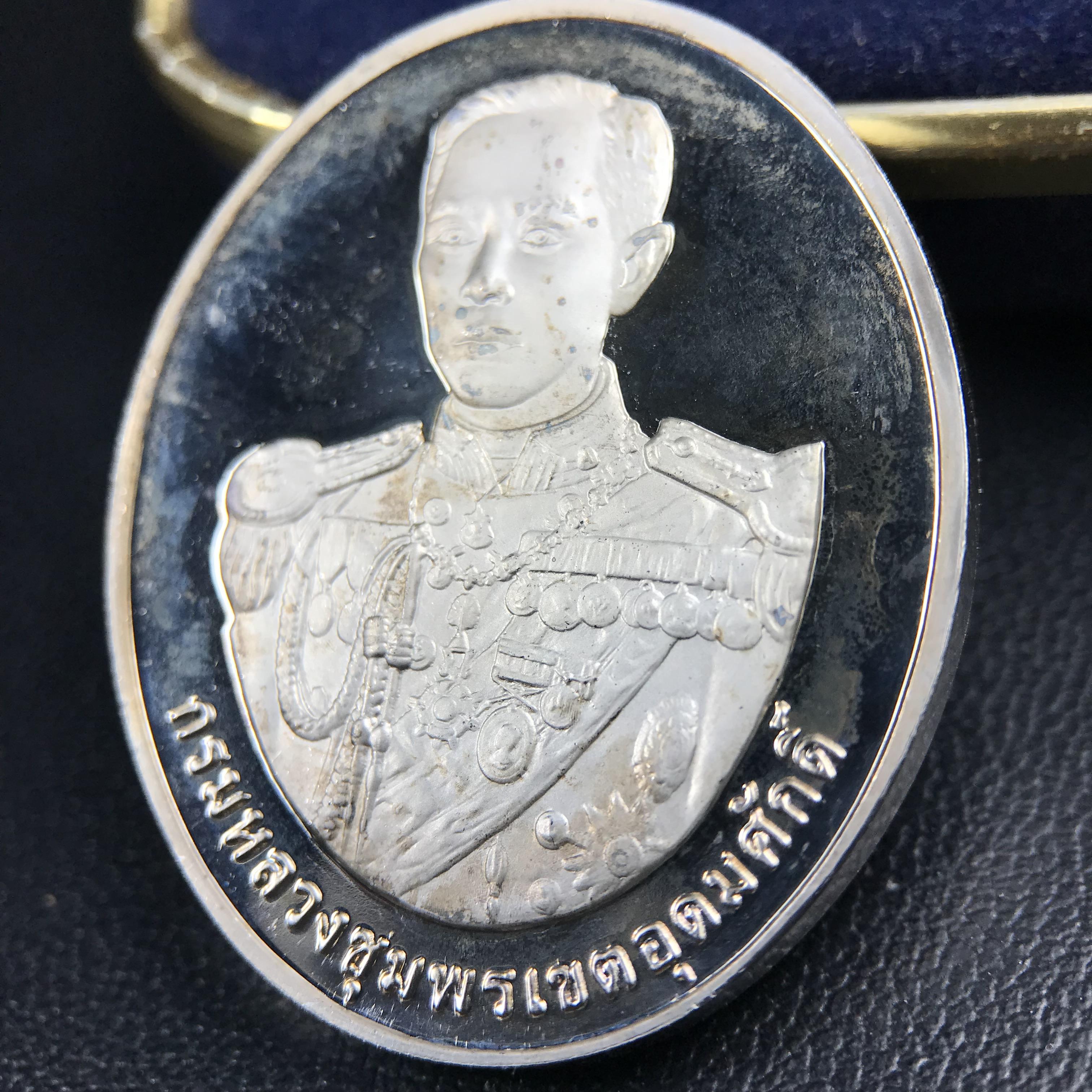 เหรียญหลวงพ่อเงิน – กรมหลวงชุมพรฯ วัดบางคลาน เหรียญไข่สองหน้า เนื้อเงิน 99.99% ขัดเงา ขนาดสูง 3.1 ซม. ประกอบพิธีมหาพุทธาภิเษก ณ อุโบสวัดหิรัญญาราม(วังตะโก) บางคลาน จ.พิจิตร เมื่อวันอังคารที่ 3 มี.ค.2541( เหรียญออกโดยโรงงานกษาปณ์ เพิร์ธ ประเทศออสเตรเลีย )