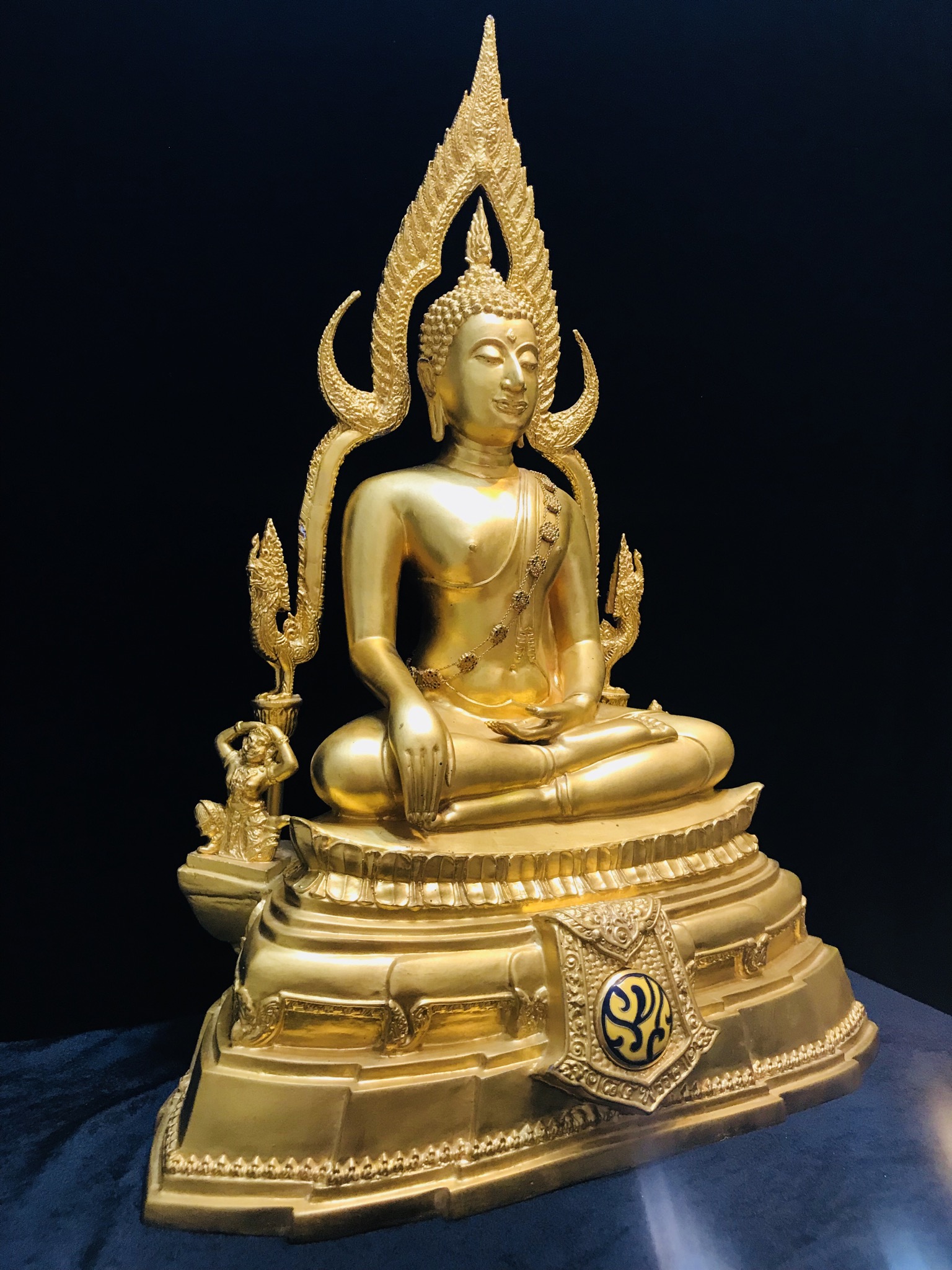 พระพุทธชินราช(จำลอง)ภปร. 84พรรษา เนื้อโลหะ ลงรักปิดทอง 100% ขนาดหน้าตัก 9 นิ้ว(ใต้ฐานบรรจุพระพุทธชินราชเนื้อผงพระราชทานมวลสาร จิตรลดาและเส้นพระเจ้า(เส้นผม))