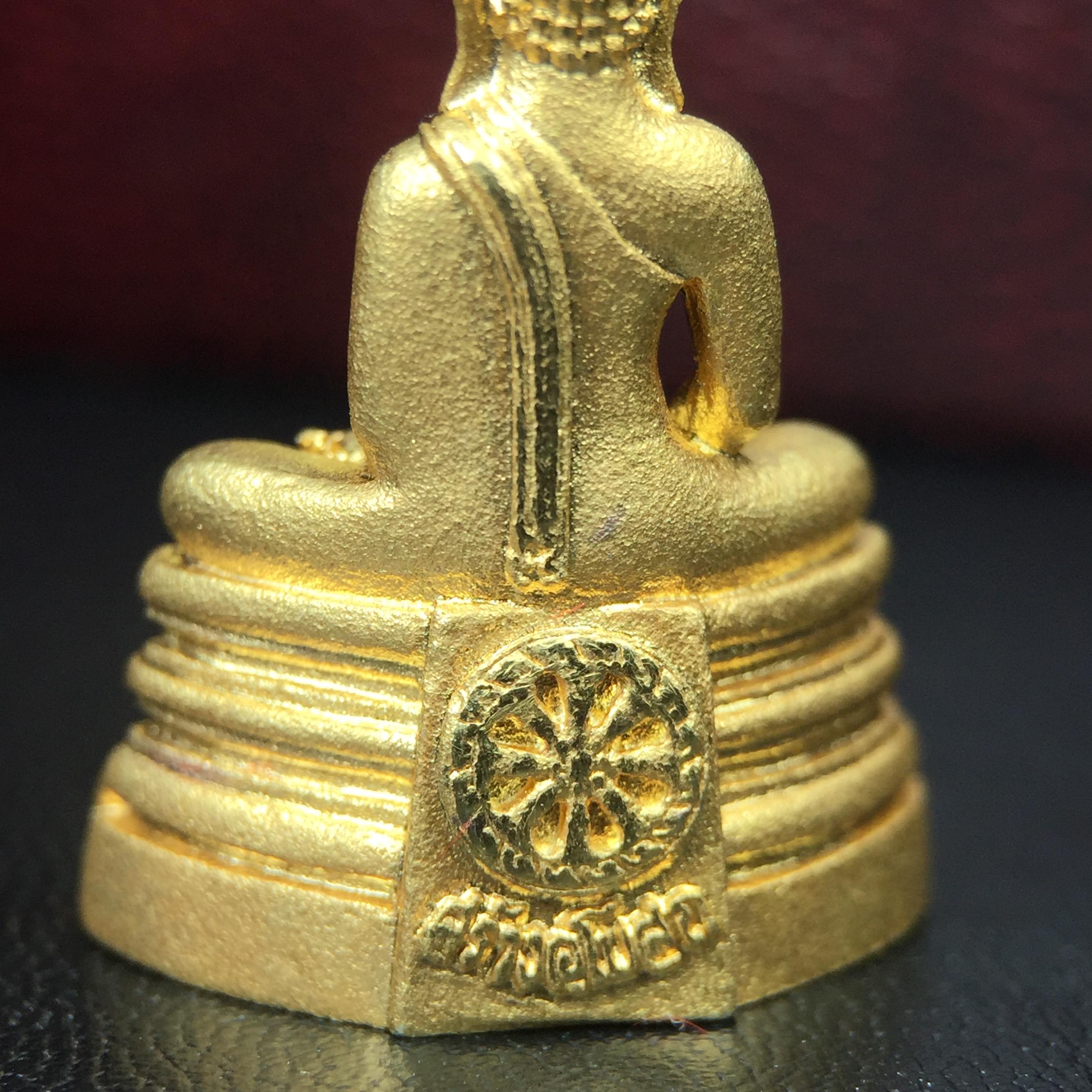 พระพุทธโสธร(หลวงพ่อโสธร) รุ่นสร้างอุโบสถ ปี2539 เนื้อเงิน(ชุบทองพ่นทรายขัดเงาบางส่วน สวยดุจทองคำ) ลอยองค์พิมพ์ใหญ่ สภาพสวยกล่องบรรจุเดิมครบสมบูรณ์(แบบนี้หายาก)(งานแพรนด้า จิวเวลรี่)สวยงดงาม