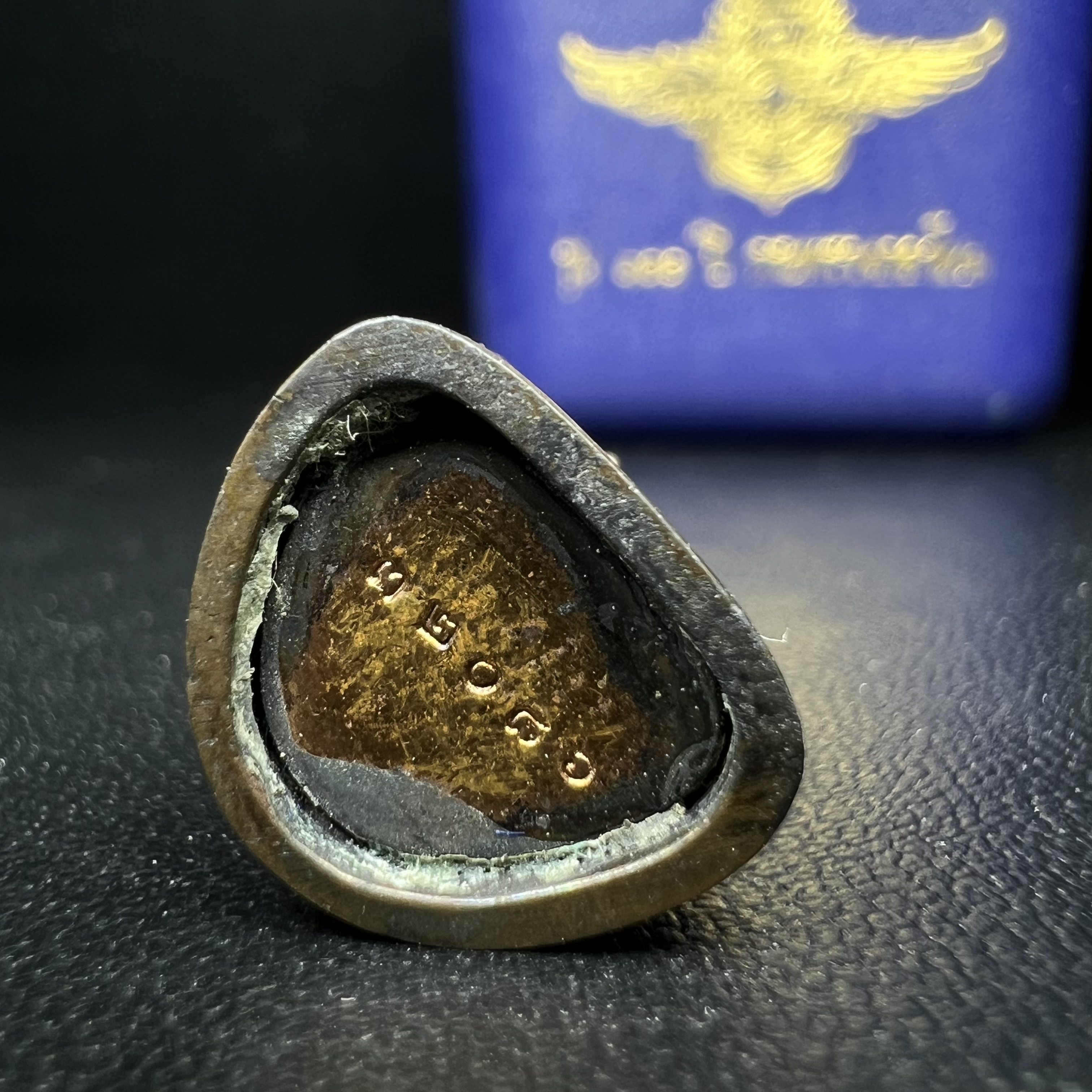 รูปเหมือนหล่อลอยองค์หลวงปู่ทวด รุ่น 111ปี กระทรวงกลาโหม เนื้อนวโลหะรมดำ-ปัดเงา ปี2540 พิธีใหญ่ สภาพสวย เข้มขลัง นิยม พร้อมกล่องบรรจุเดิม