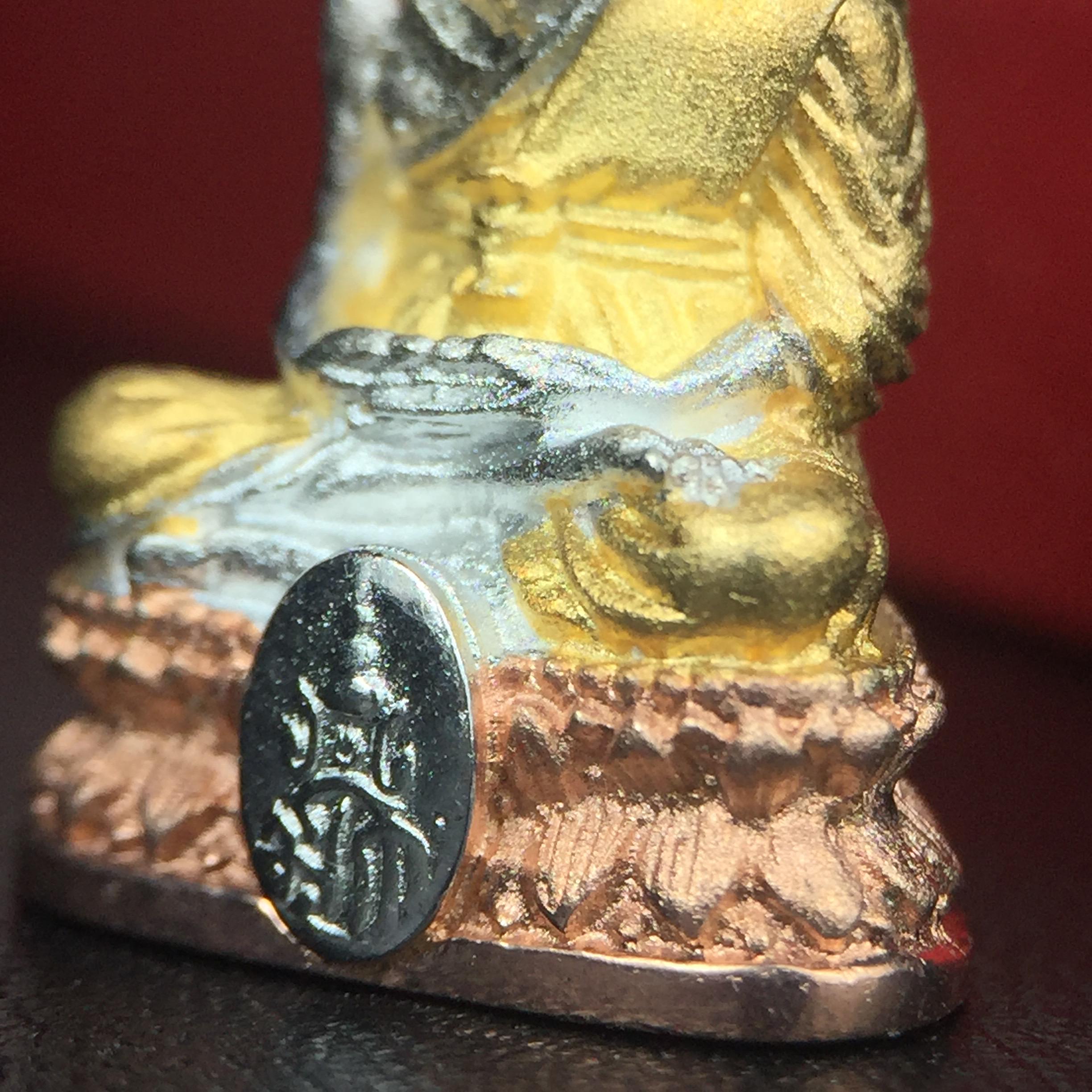 สมเด็จหลวงปู่ทวด วัดช้างให้ รุ่น เฉลิมพระเกียรติ ตราสัญลักษณ์ มวก. พิมพ์ลอยองค์เนื้อเงิน-สามกษัตริย์ ปี 2544 พิธีพุทธาภิเษกใหญ่ ณ อุโบสถวัดช้างให้และอุโบสถวัดพระศรีรัตนศาสดาราม ( วัดพระแก้ว )โดยนิมนต์เกจิชื่อดังสายใต้ทั้งหมดจำนวน 108 รูป