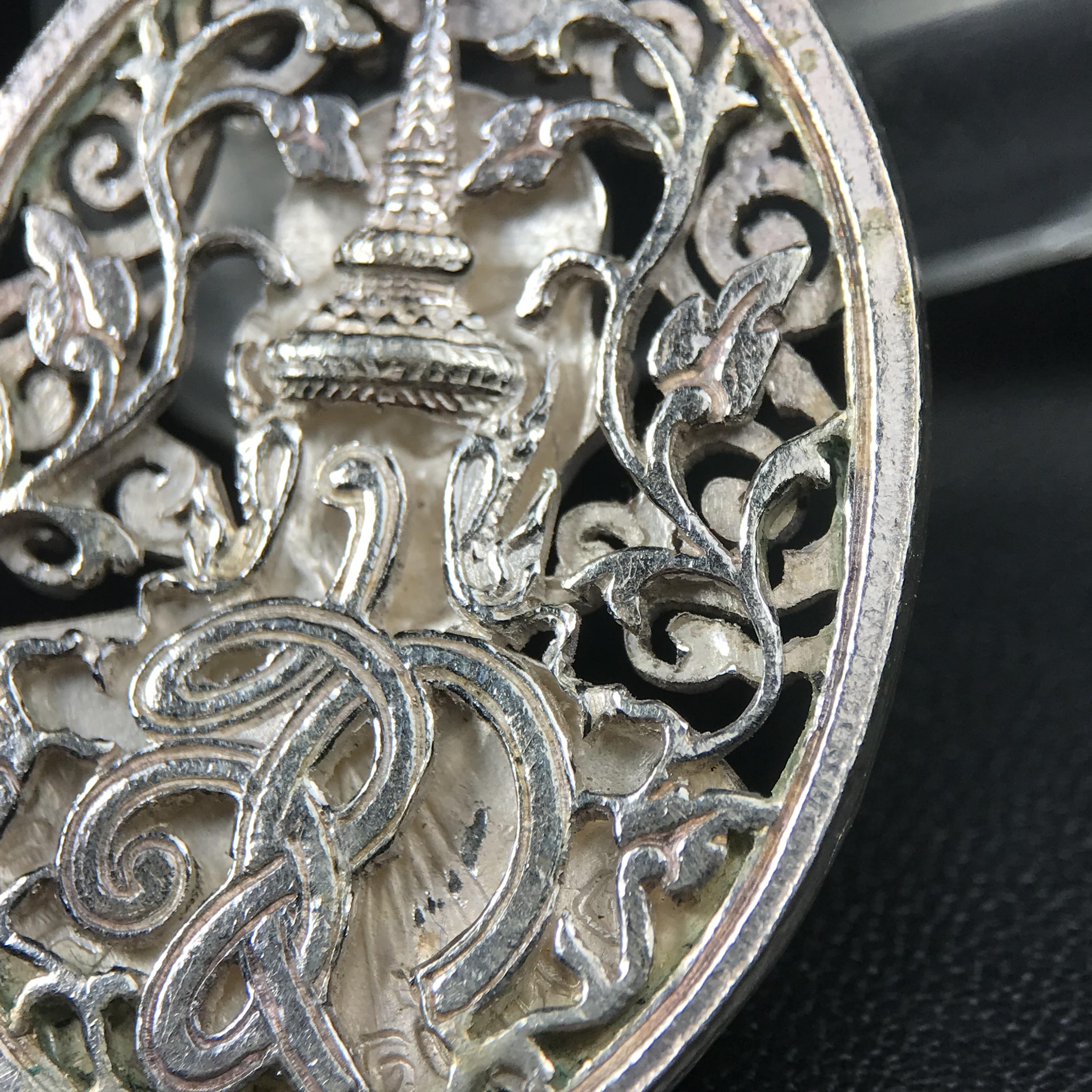 เหรียญหลวงพ่อคูณ ปริสุทโธ วัดบ้านไร่ รุ่น สก. ปี 2536 พิมพ์ลายฉลุ เนื้อเงิน(สวย งดงาม หายาก) งานมหามงคลเฉลิมพระชนมพรรษา 5 รอบ สมเด็จพระบรมราชินีนาถ จัดสร้างโดย กองพลทหารราบที่๒ ทหารเสือราชินี รักษาพระองค์ (พิธีใหญ่ ประวัติชัดเจน อีกหนึ่งรุ่นยอดนิยม)