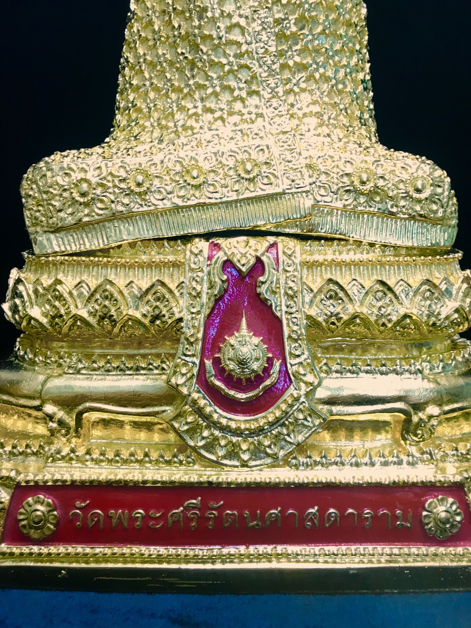 พระพุทธมหามณีรัตนปฏิมากร(พระแก้วมรกต) วัดพระศรีรัตนศาสดาราม สำนักพระราชวัง จัดสร้าง (บรรจุมวลสารใต้ฐาน)ฤดูหนาว ขนาดหน้าตัก 9นิ้ว