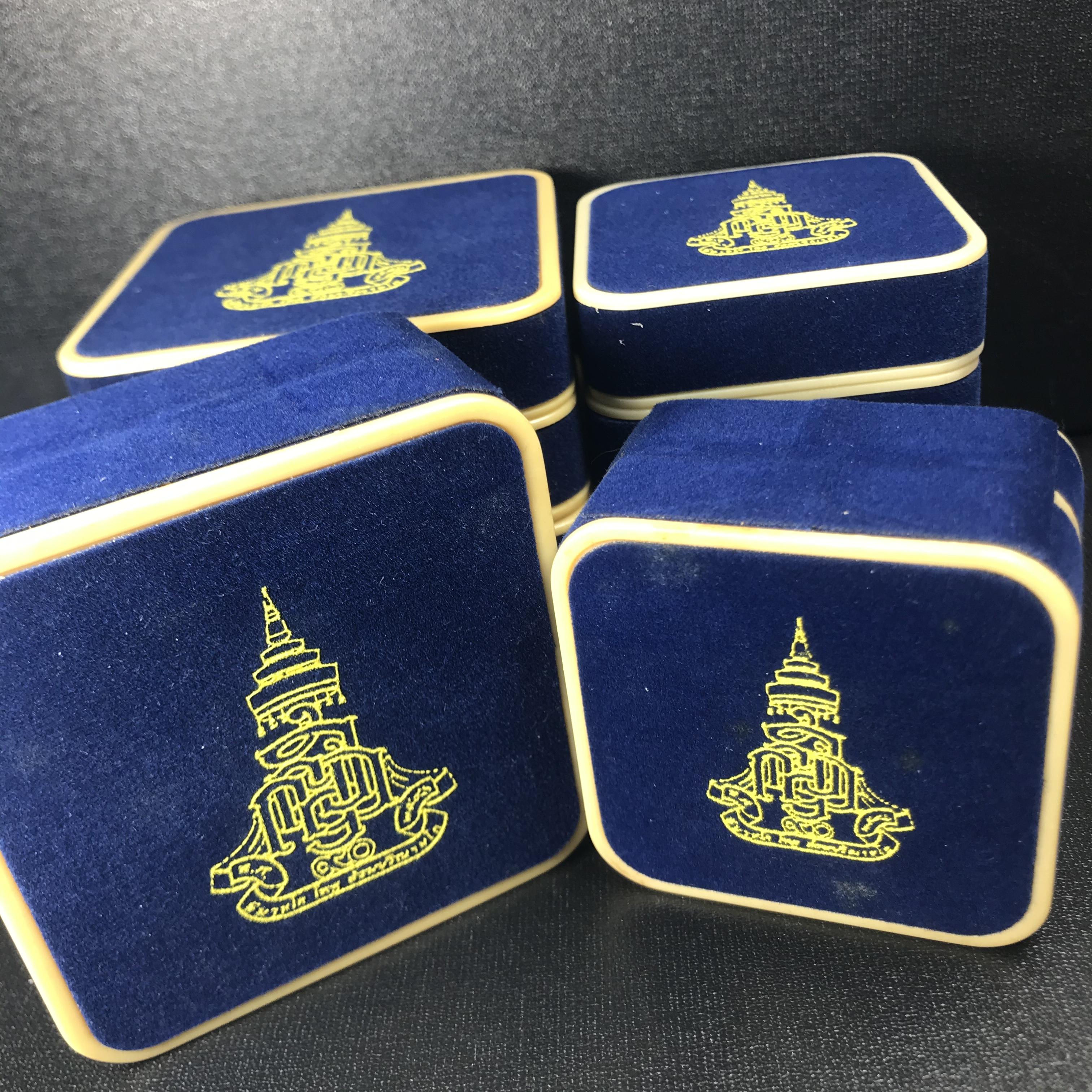 พระรูปเหมือนลอยองค์ สมเด็จพระสังฆราช วัดบวรนิเวศวิหาร รุ่น คชวัตร ปี2546 ที่ระลึกงานฉลองพระชนมายุ 90 พรรษา เนื้อนวโหละ (พิมพ์ใหญ่หน้าตัก 1.5ซม.+พิมพ์เล็กหน้าตัก1 ซม.)รวม1 ชุด 2 องค์