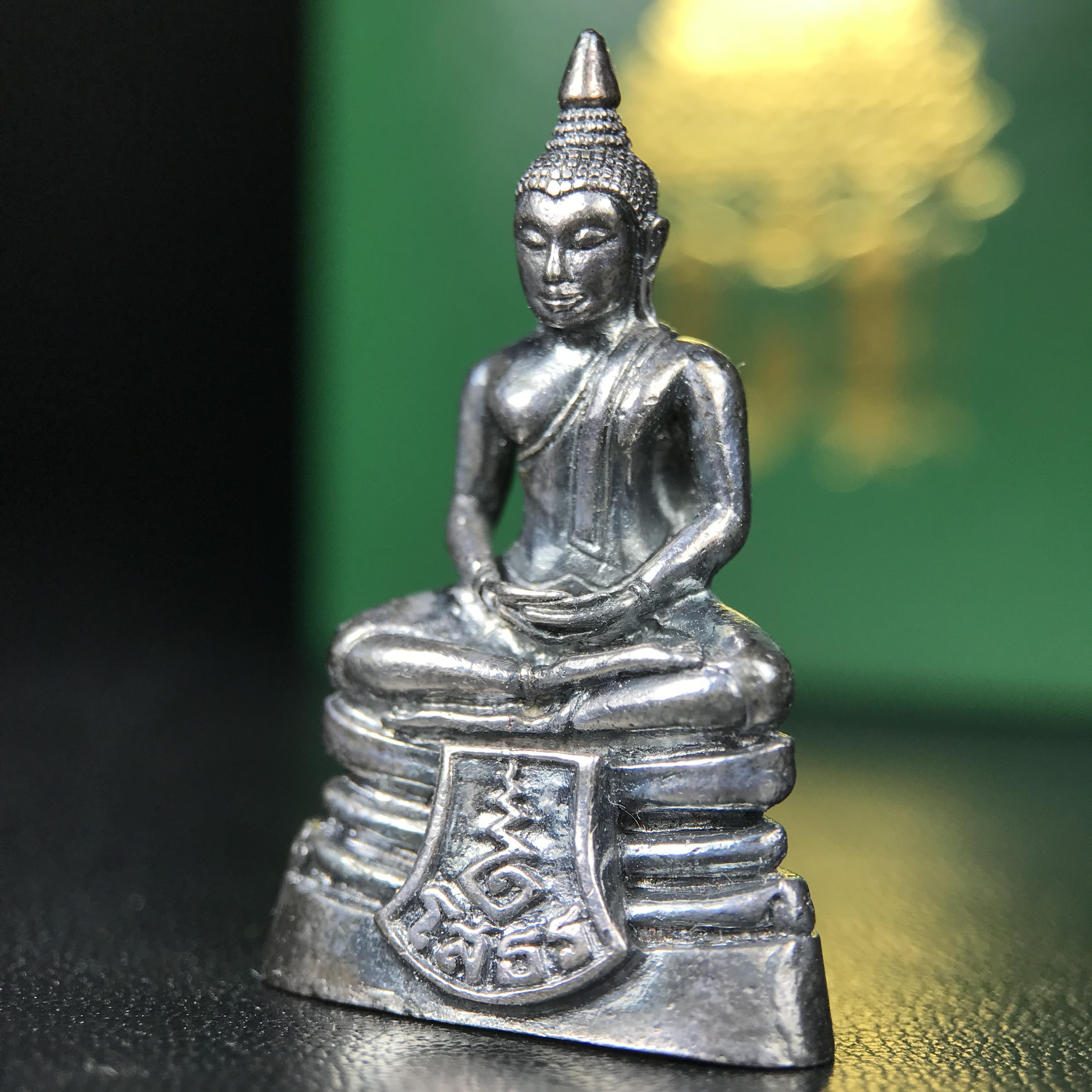 พระพุทธโสธร รุ่น กศก. 120 ปี เนื่องในโอกาสครบ 120 ปี กรมศุลกากร กระทรวงการคลัง จัดสร้าง ปี 2537 เนื้อเงินบริสุทธิ์ 99.9% ผิวขัดเงาลงดำ(เข้มขลัง)(งานบริษัท แพรนด้า จิวเวลรี่)สวยงดงาม ทรงคุณค่า