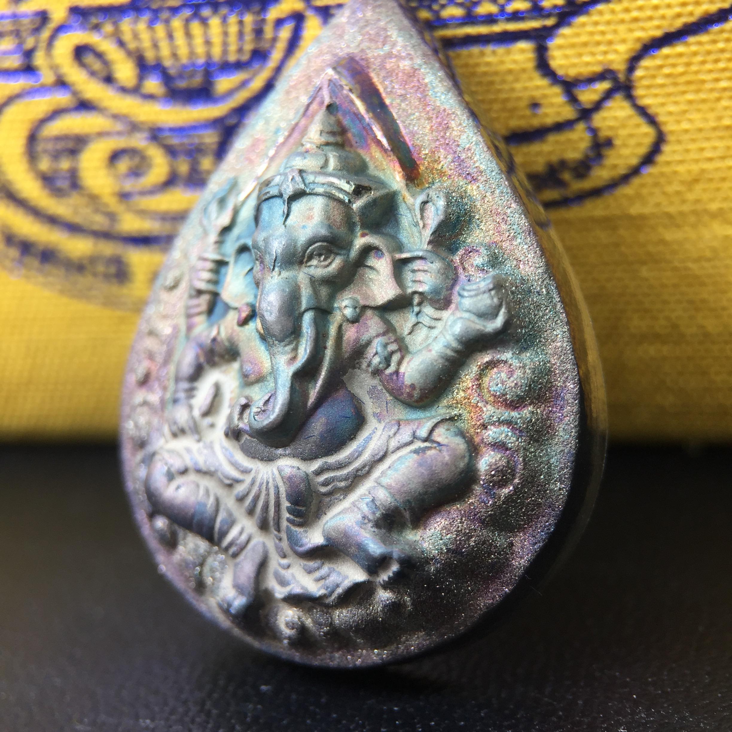 เหรียญพระพิฆเนศวร ญสส. ชุดกาญจนาภิเษกครองราชย์ 50 ปี พุทธศักราช 2538 พิมพ์ใหญ่(2.9 ซม.) เนื้อเงินผิวเดิมกลับดำขึ้นสีรุ้งเข้มขลังงดงามธรรมชาติสร้างสรรค์ สภาพสวยเดิมพร้อมกล่องบรรจุเดิม ตอกโค๊ดหมายเลขกำกับ(1ใน 5539องค์)