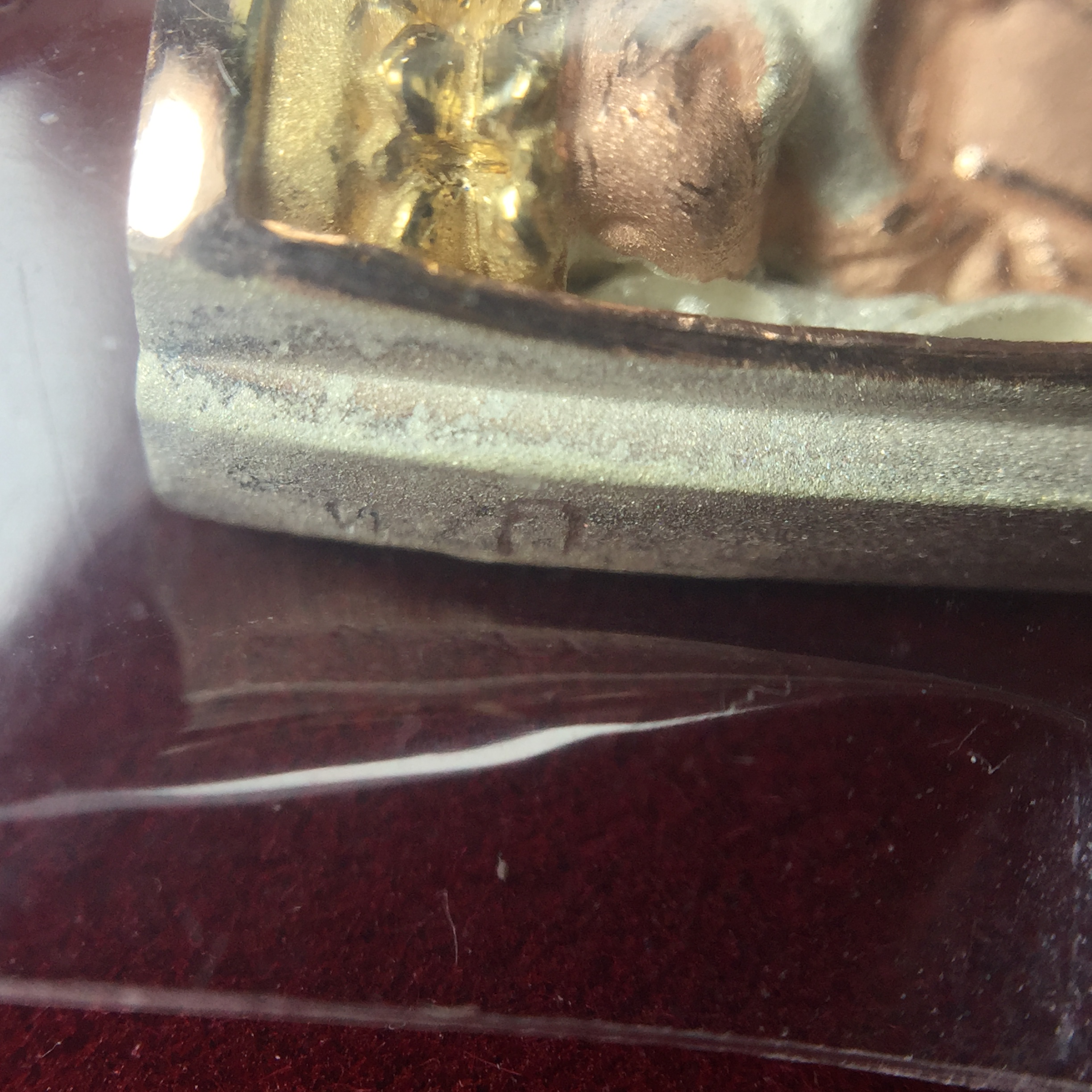 เหรียญหลวงพ่อทวด รุ่น มงคลบารมี วัดประสาทบุญญาวาส ปี 2545 เนื้อเงินสามกษัตริย์ พิมพ์ทรงพระรอด(ขนาด 2.2*1.5 ซม.)ฉลุลายฉากพื้นหลังสามมิติเปลือกหอยมุกสวยงาม ตอกโค๊ต ก(กรรมการ)พร้อมกล่องบรรจุเดิม