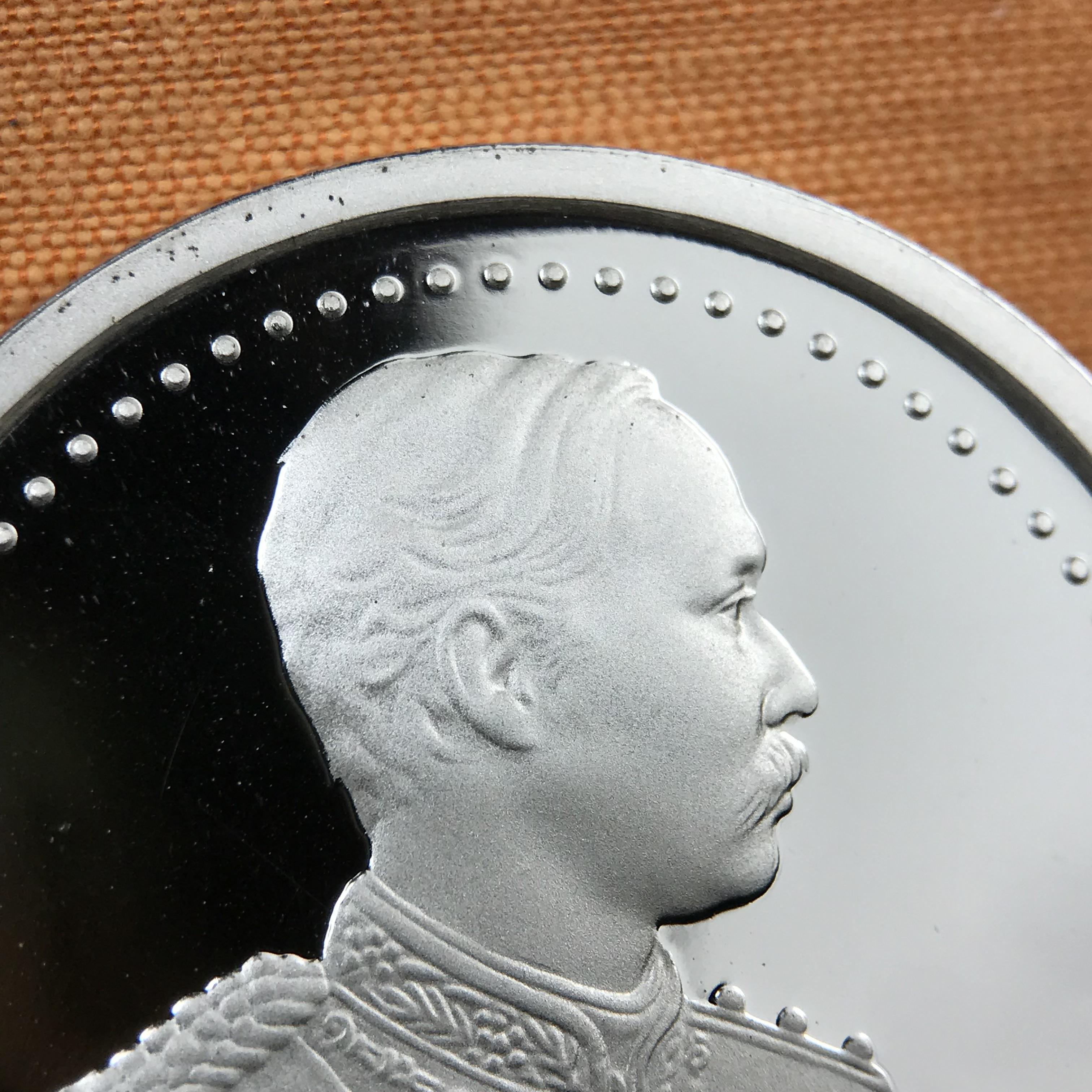 เหรียญรัชกาลที่ 5 หลัง 12 นักษัตริย์ รุ่นมหาลาภ ปี 2539 เนื้อเงินขัดเงา บล็อกนอก(เพิร์ธ)ออสเตรเรีย ขนาด 3.2 ซ.ม. กล่องบรรจุเดิมครบสมบูรณ์สวยงาม พิธีพุทธาภิเษก ณ.พระอุโบสถ วัดพระแก้ว สมเด็จพระญาณสังวร สมเด็จพระสังฆราช เป็นประธานพิธี