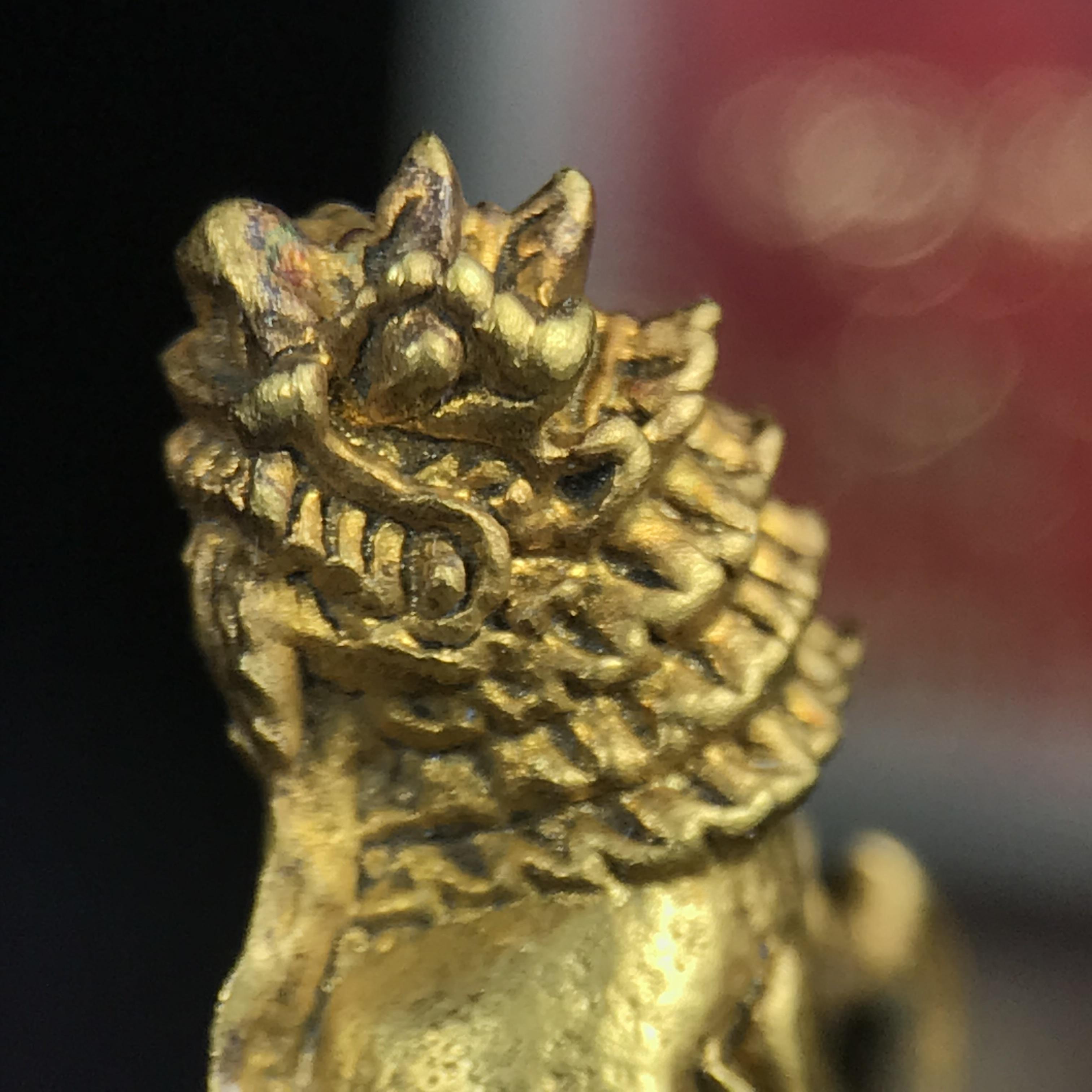 สิงห์เจ้าพ่อดำ วัดบุพพาราม จ.เชียงใหม่ ปี 2518 เนื้อกะไหล่ทอง(ตอก 2 โค๊ต)หายาก(สภาพผิวเดิมสวยเดิมกล่องครบ) สิงห์รุ่นนี้มีพิธีดีมีเกจิอาจารย์ที่ร่วมปลุกเสกมากมาย****เครื่องราง ที่พระบาทสมเด็จพระเจ้าอยุ่รัชกาลที่ ๙ ทรงเสด็จฯประกอบพิธีด้วยพระองค์เอง