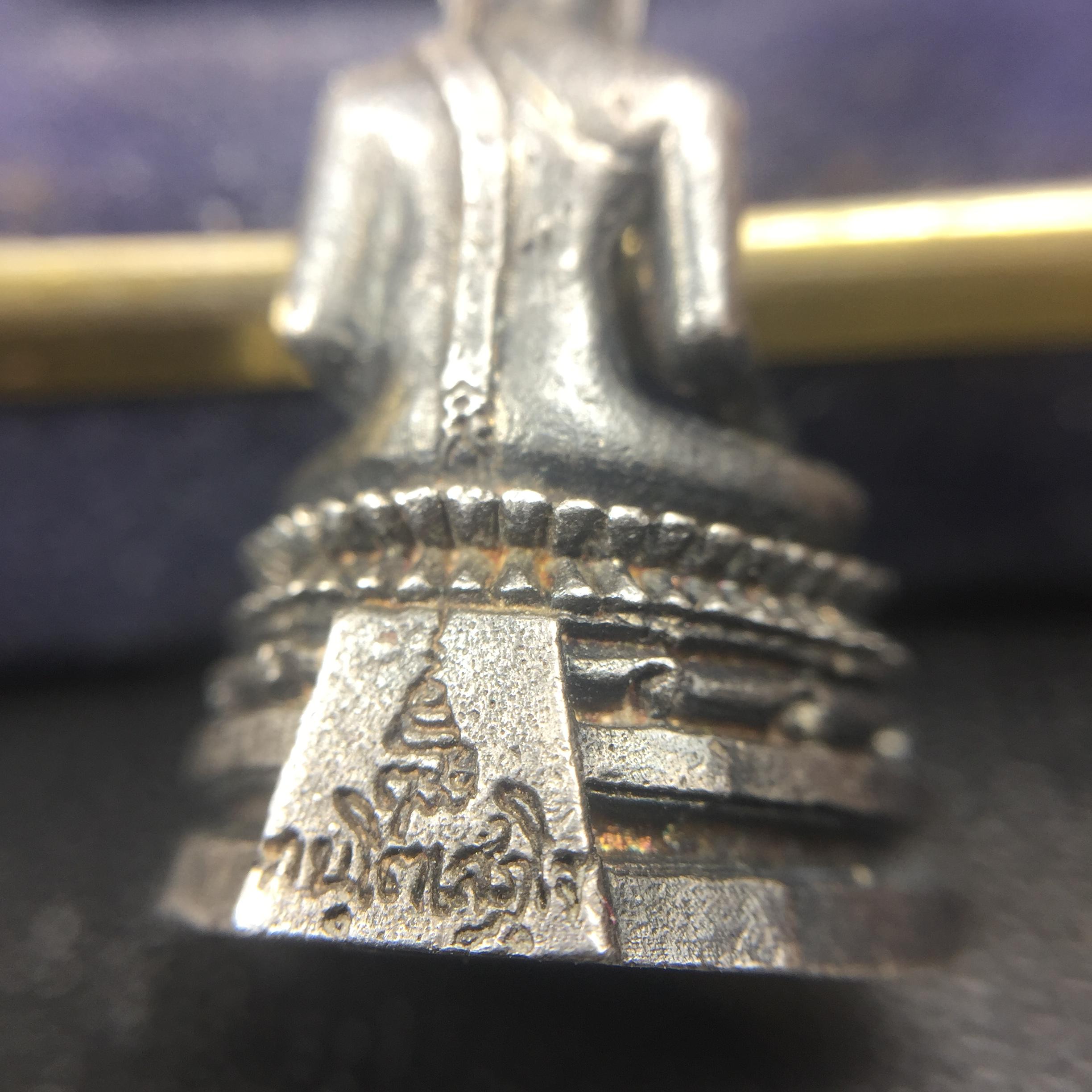 พระกริ่งพระพุทธชินสีห์ ภปร ทันโตเสฏโฐ ปี 2533 เนื้อเงิน (วัตถุมงคลหนึ่งเดียวที่บรรจุพระทนต์(ฟัน)ในหลวงรัชกาลที่9 พระราชทานให้จัดสร้าง)(1ใน1999องค์)