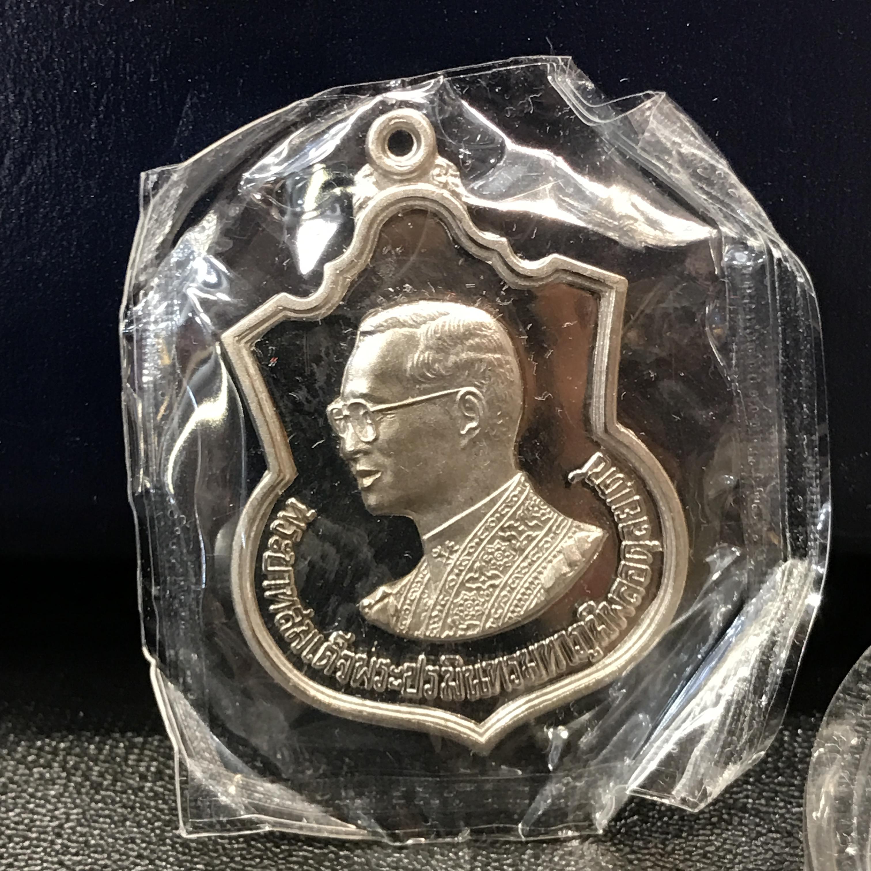 เหรียญ ร.9 เสมา 80 พรรษา เนื้อเงิน กล่องเดิมครบชุดพร้อมแหนบเงิน