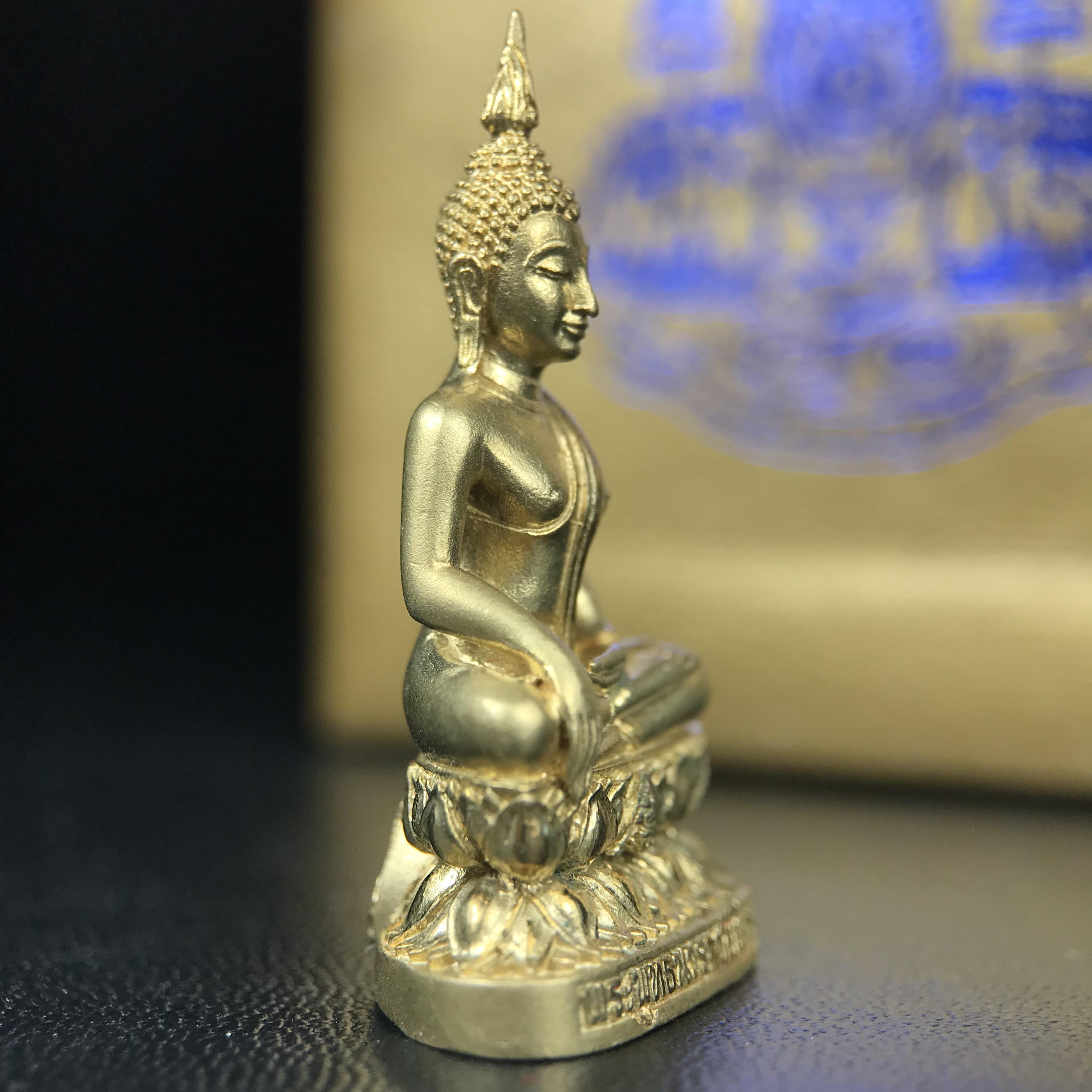 พระกริ่งพระพุทธนวราชบพิตร ตรากาญจนาภิเษกครองสิริราชสมบัติครบ 50 ปี รัชกาลที่ 9 ปี 2540 เนื้อทอง93(หายากพบเจอน้อยมาก) ขนาดสูง 3.2 ซม. พุทธศิลป์สวยงดงามและพิธีใหญ่วัดพระแก้ว(พุทธนวราชบพิตร นิมิตรหมายแห่งความสามัคคี ด้วยไมตรีแห่งองค์พระภูมิพล)