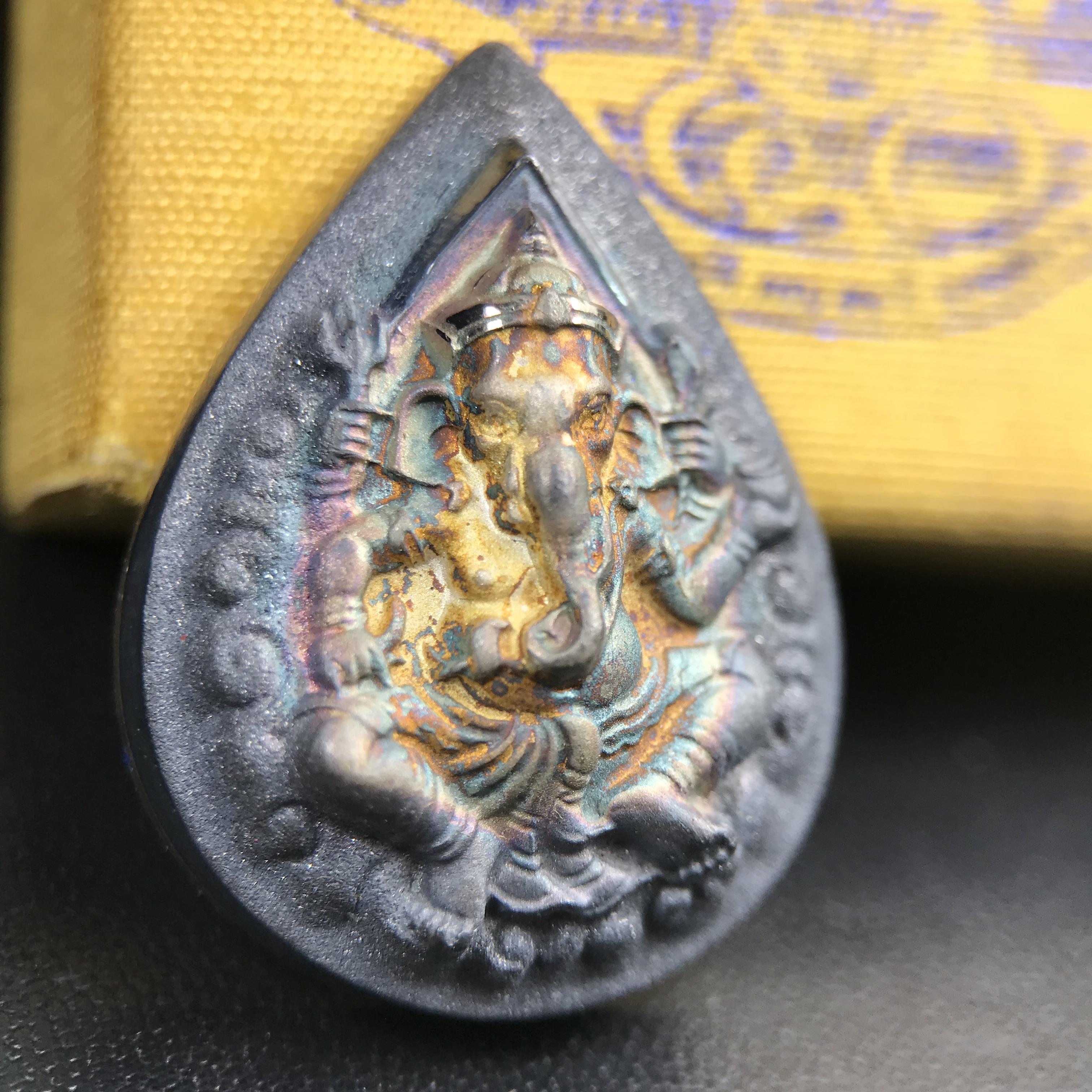 เหรียญพระพิฆเนศวร ญสส. ชุดกาญจนาภิเษกครองราชย์ 50 ปี พุทธศักราช 2538 พิมพ์ใหญ่(2.9 ซม.) เนื้อเงินผิวเดิมกลับดำขึ้นสีรุ้งเข้มขลังงดงามธรรมชาติสร้างสรรค์ สภาพสวยเดิมพร้อมกล่องบรรจุเดิม ตอกโค๊ดหมายเลขกำกับ(1ใน 5539องค์)สี สวย แบบ นิยม หายาก