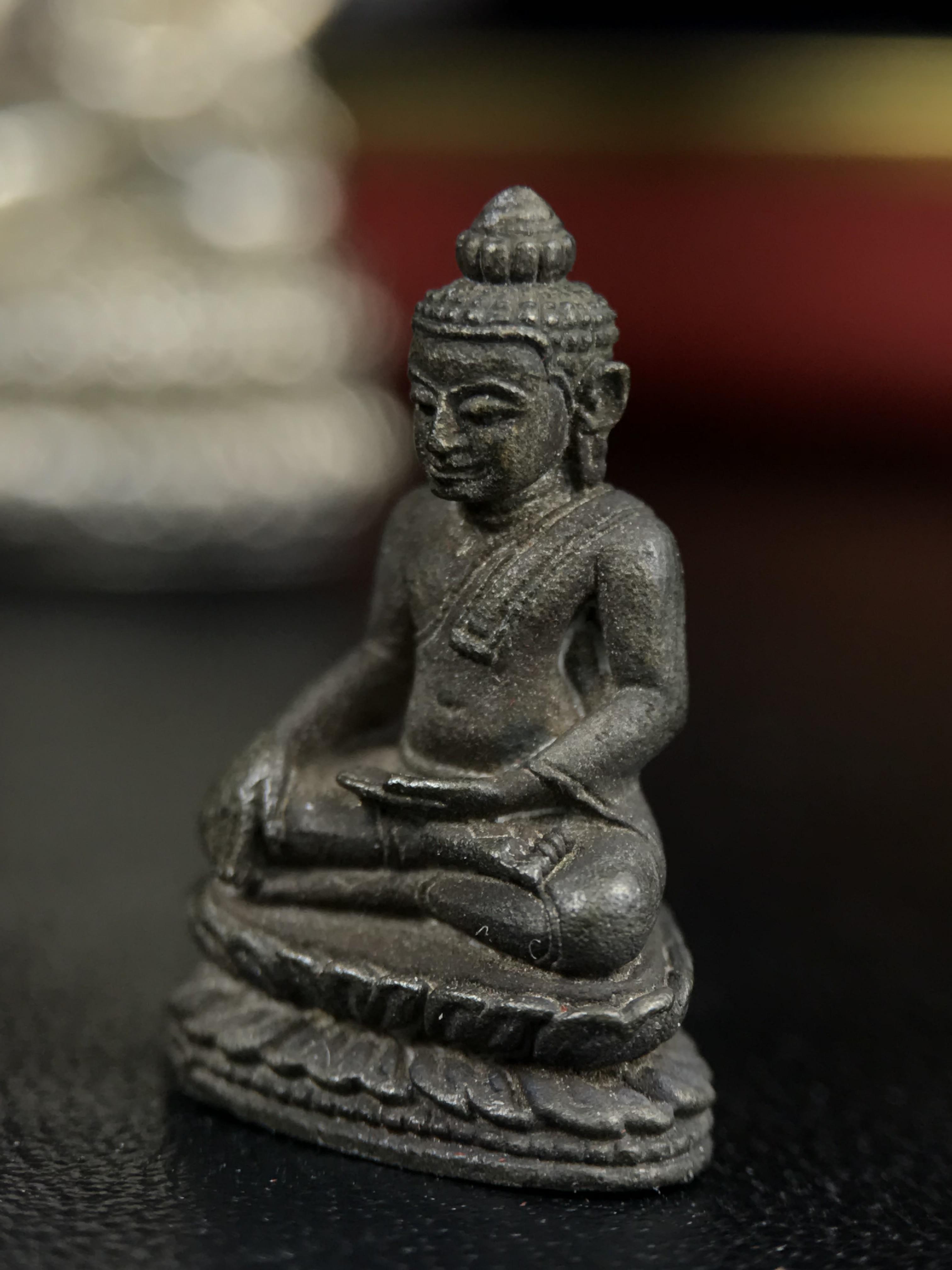 พระกริ่งฉลองพระชนมายุครบ 7 รอบ 84 พรรษา สมเด็จพระสังฆราช(วาสน์) วัดราชบพิธ พ.ศ.2525 เนื้อเงิน ผิวเดิมขึ้นน้ำทองสภาพสวยมาก ในกล่องชุดพิเศษกรรมการ พร้อมพระชัยวัฒน์ เนื้อนวโลหะ ครบชุดสมบูรณ์(งานแกะแม่พิมพ์โดย นายช่างเกษม มงคลเจริญ)(หายาก)